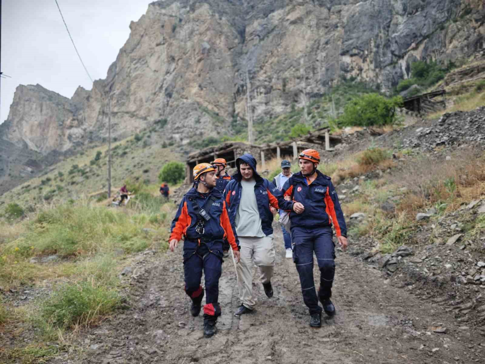 Kayalık alanda mahsur kalan genç, AFAD’ın 2 saatlik operasyonuyla kurtarıldı