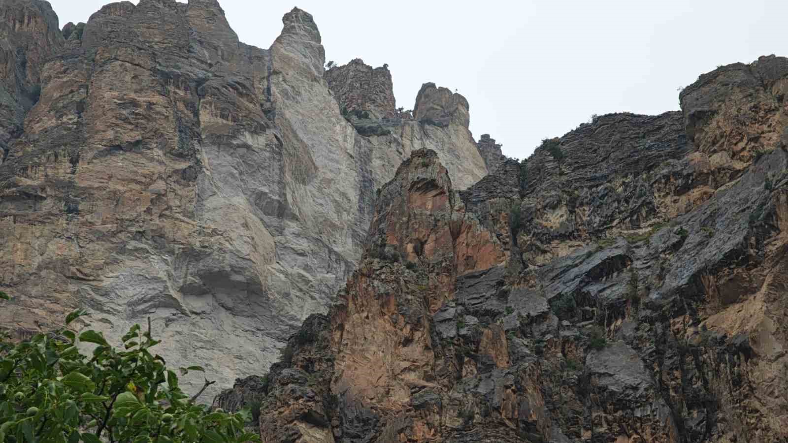 Kayalık alanda mahsur kalan genç, AFAD’ın 2 saatlik operasyonuyla kurtarıldı