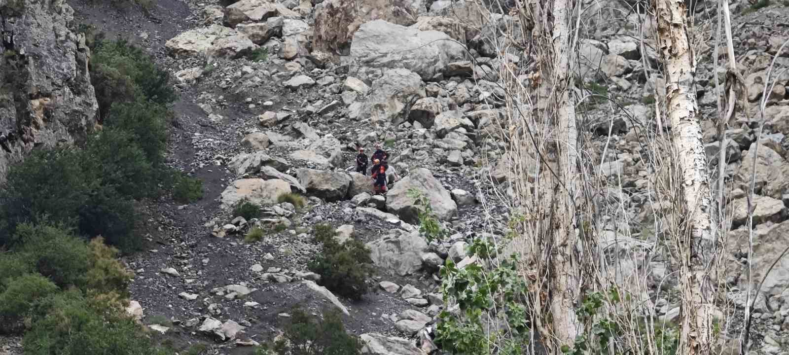 Kayalık alanda mahsur kalan genç, AFAD’ın 2 saatlik operasyonuyla kurtarıldı