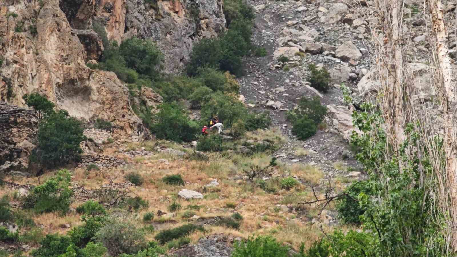 Kayalık alanda mahsur kalan genç, AFAD’ın 2 saatlik operasyonuyla kurtarıldı