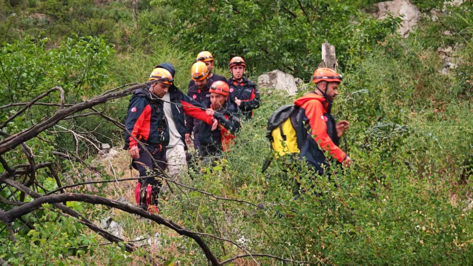 Kayalık alanda mahsur kalan genç, AFAD’ın 2 saatlik operasyonuyla kurtarıldı