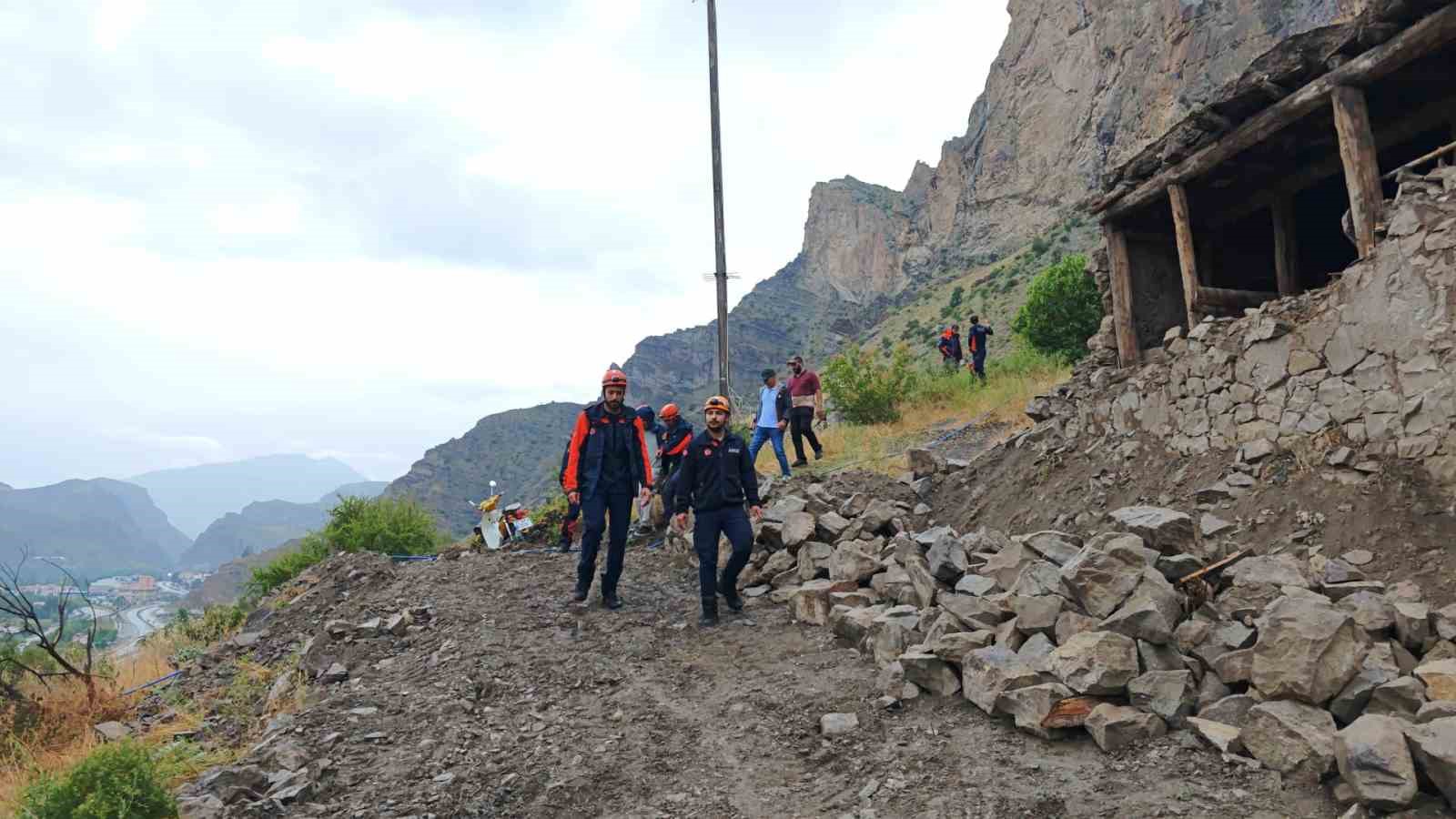 Kayalık alanda mahsur kalan genç, AFAD’ın 2 saatlik operasyonuyla kurtarıldı