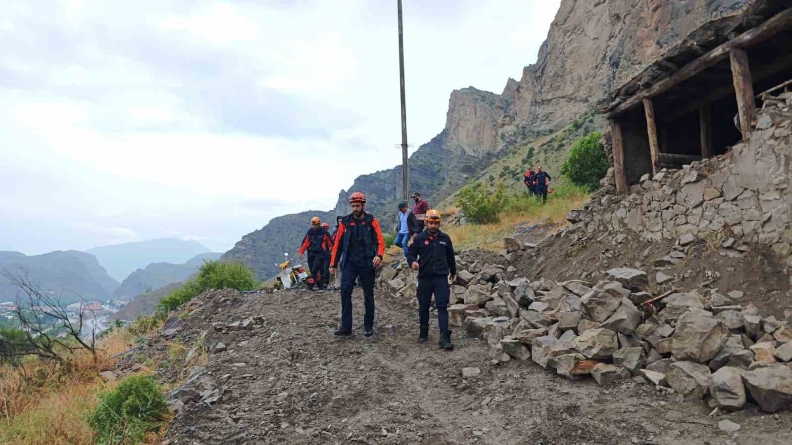 Kayalık alanda mahsur kalan genç, AFAD’ın 2 saatlik operasyonuyla kurtarıldı