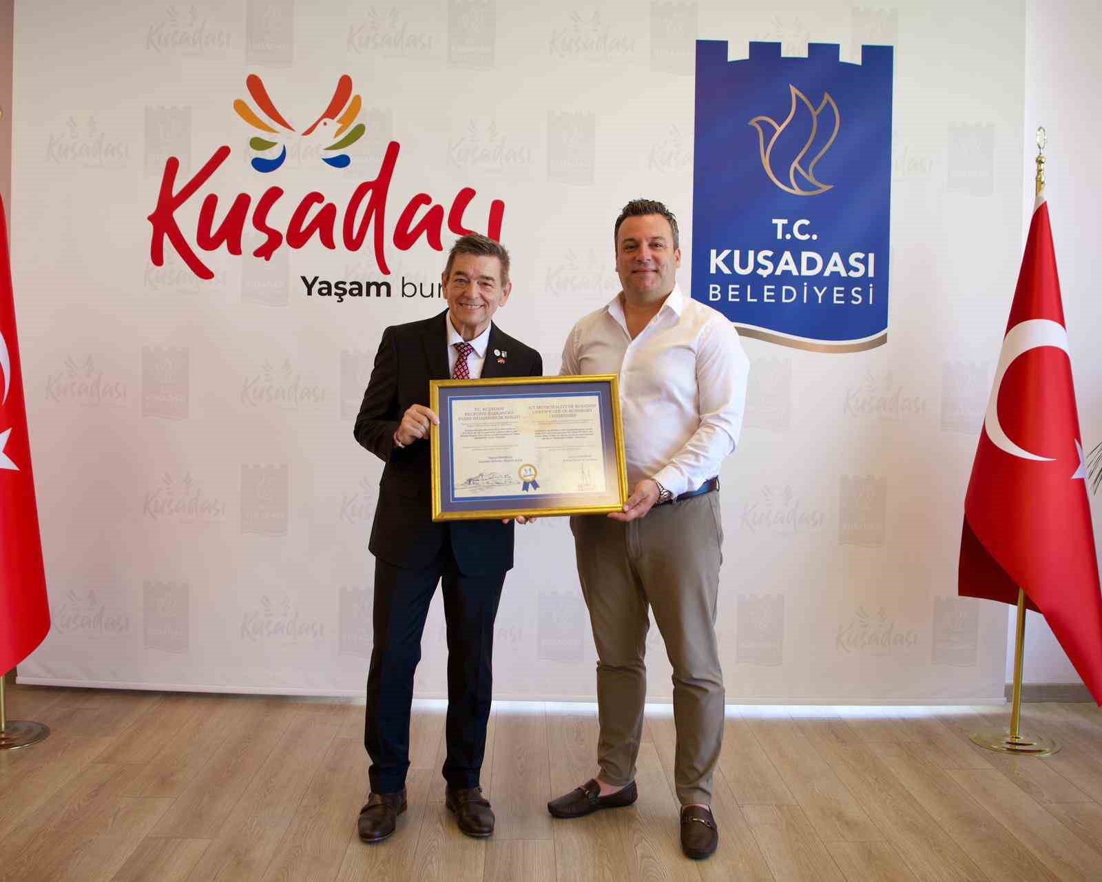 Kuşadası Belediyesi’nden Alman Arndt’a fahri hemşehrilik unvanı
