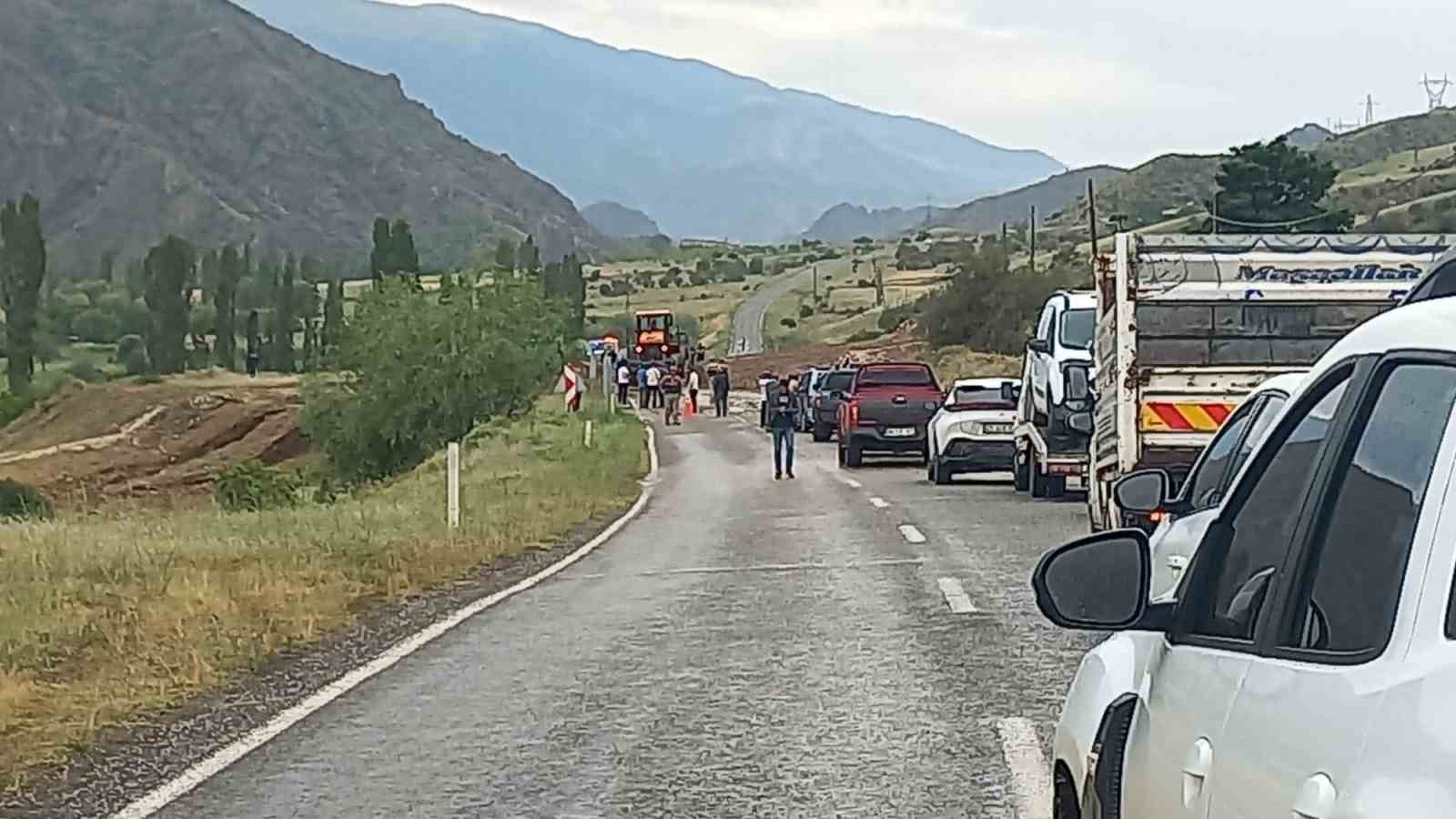 Oltu’da sağanak yağış sele neden oldu