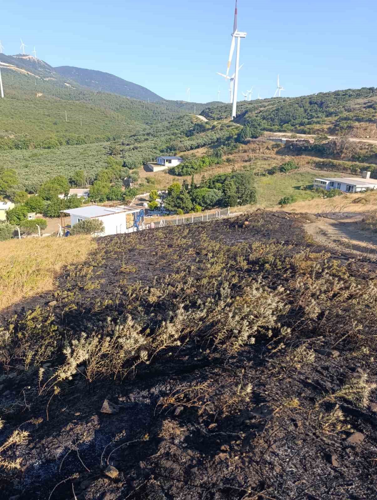 Erdek’te mezarlık girişindeki ot yangını büyümeden söndürüldü