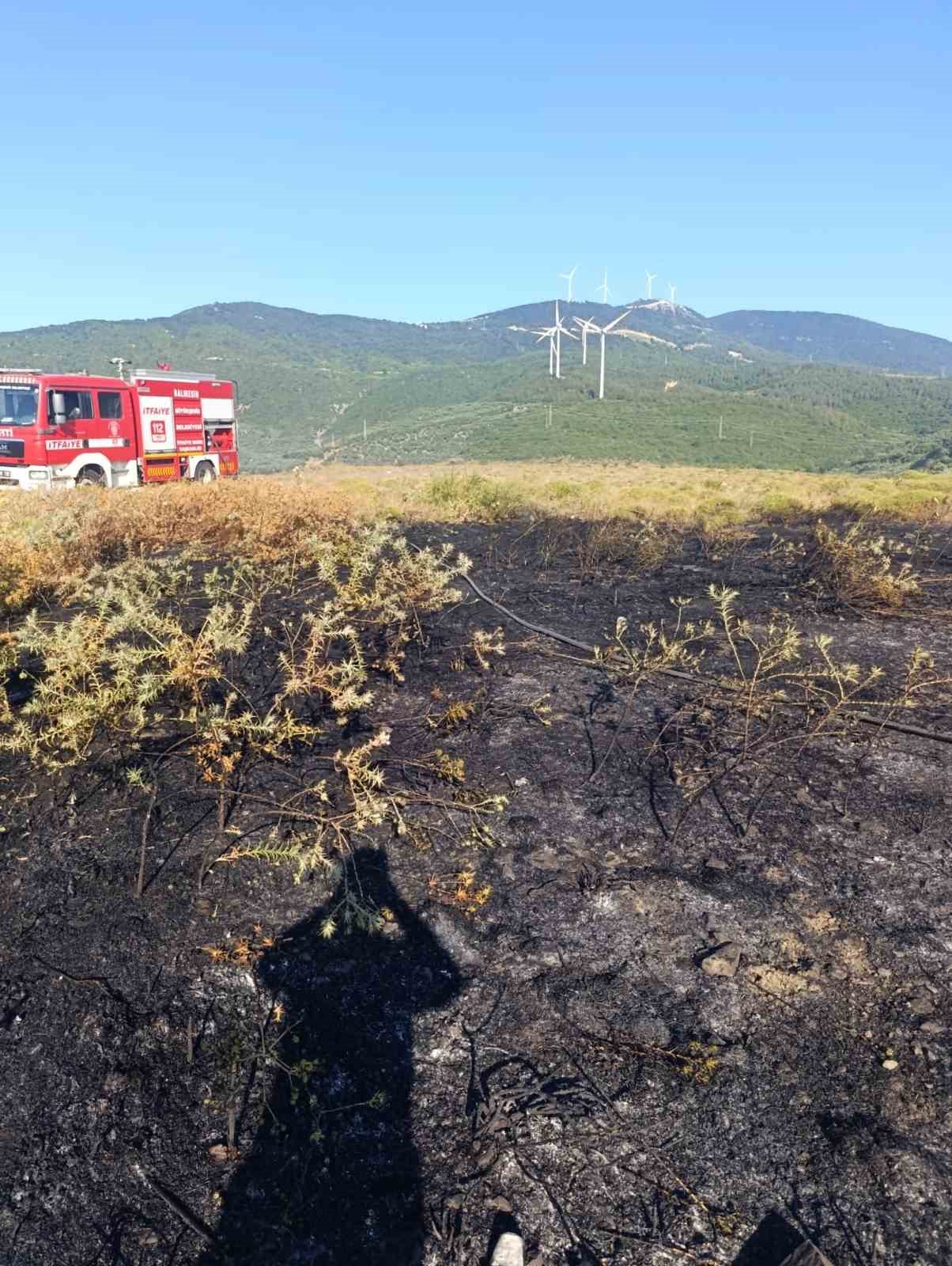 Erdek’te mezarlık girişindeki ot yangını büyümeden söndürüldü
