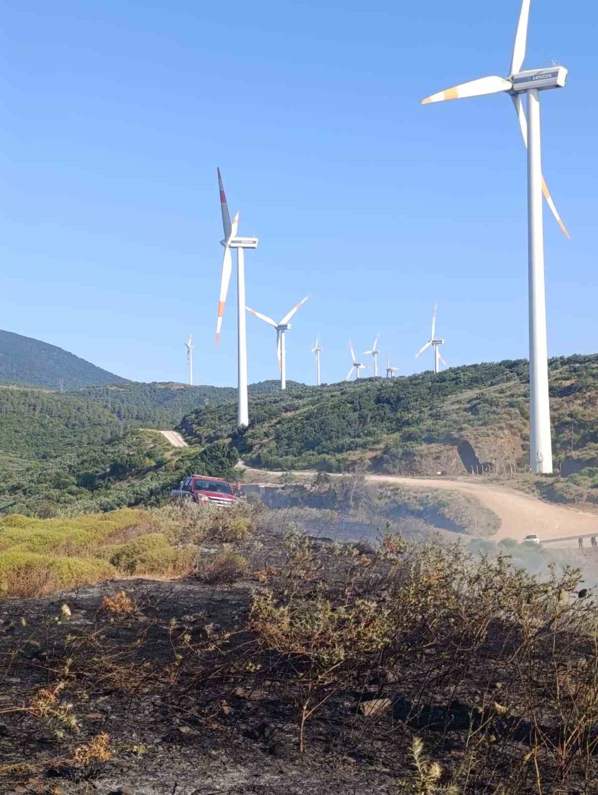 Erdek’te mezarlık girişindeki ot yangını büyümeden söndürüldü