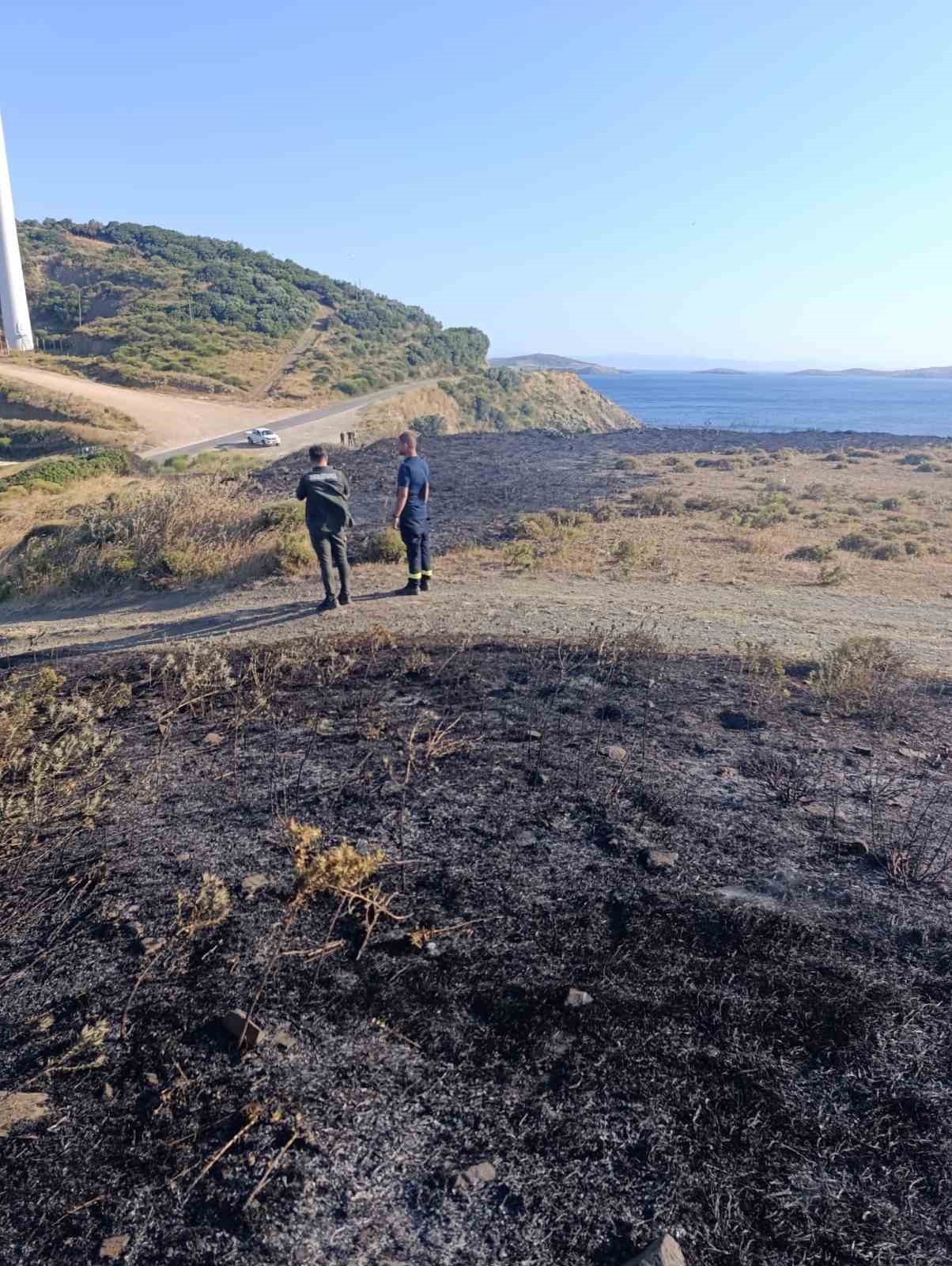 Erdek’te mezarlık girişindeki ot yangını büyümeden söndürüldü