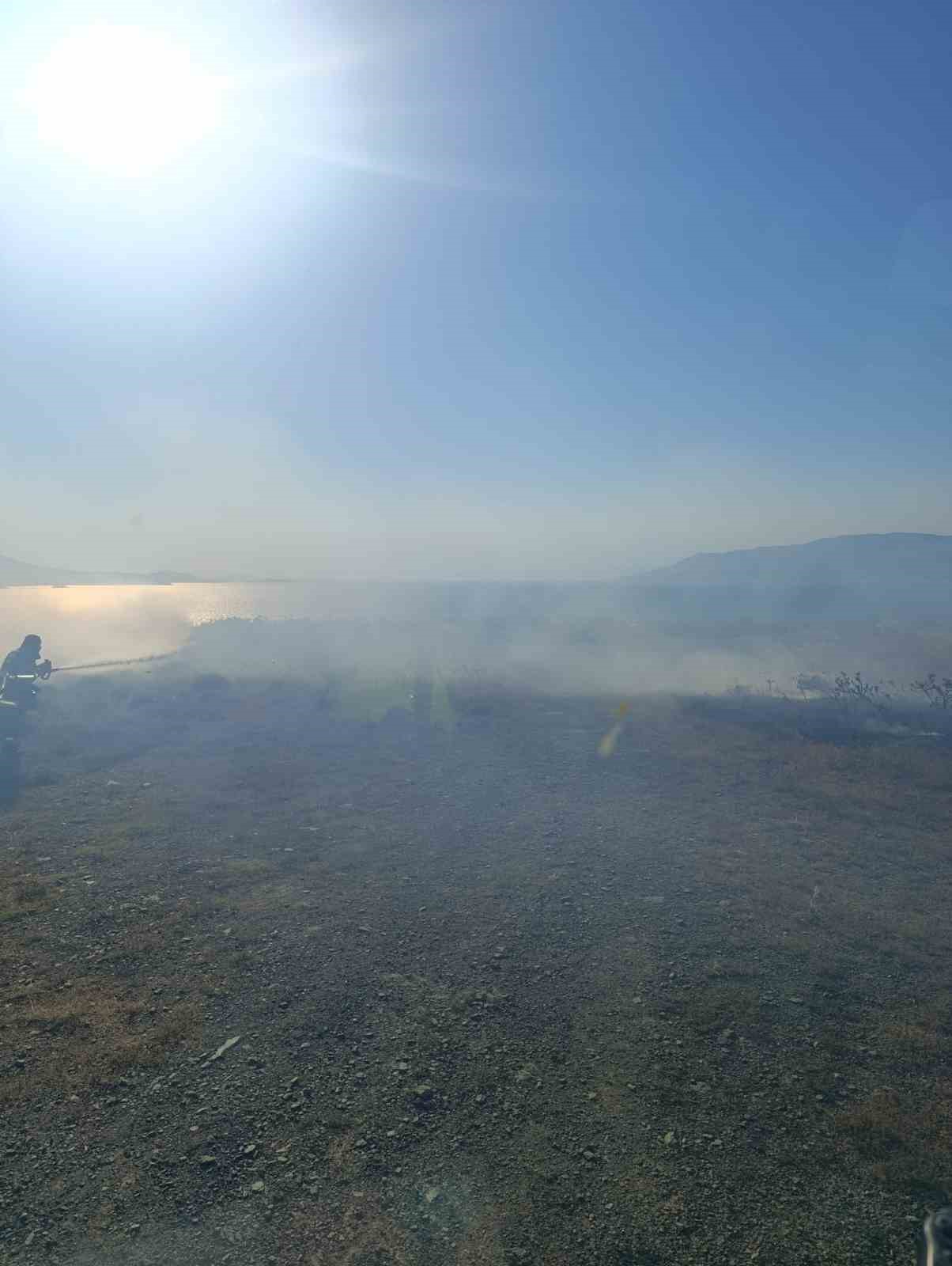 Erdek’te mezarlık girişindeki ot yangını büyümeden söndürüldü
