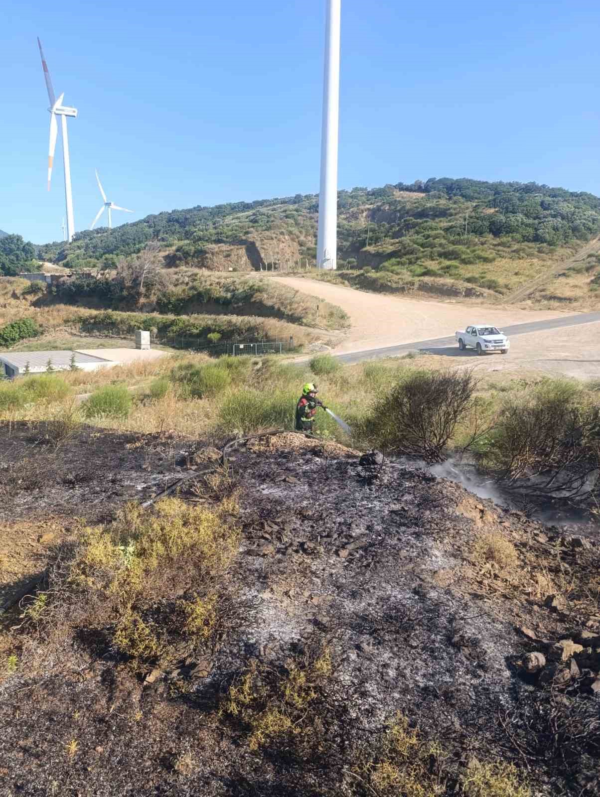 Erdek’te mezarlık girişindeki ot yangını büyümeden söndürüldü