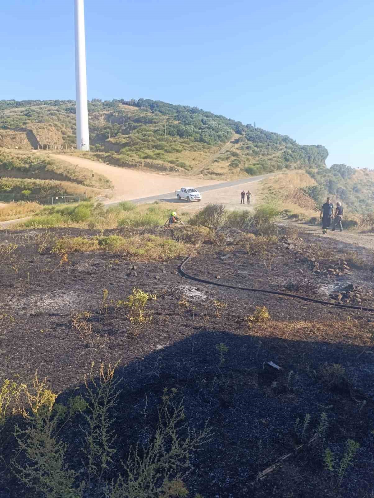 Erdek’te mezarlık girişindeki ot yangını büyümeden söndürüldü