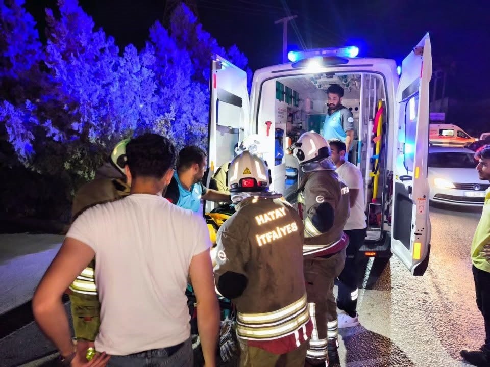 Arsuz’da takla atan otomobildeki 3 kişi yaralandı