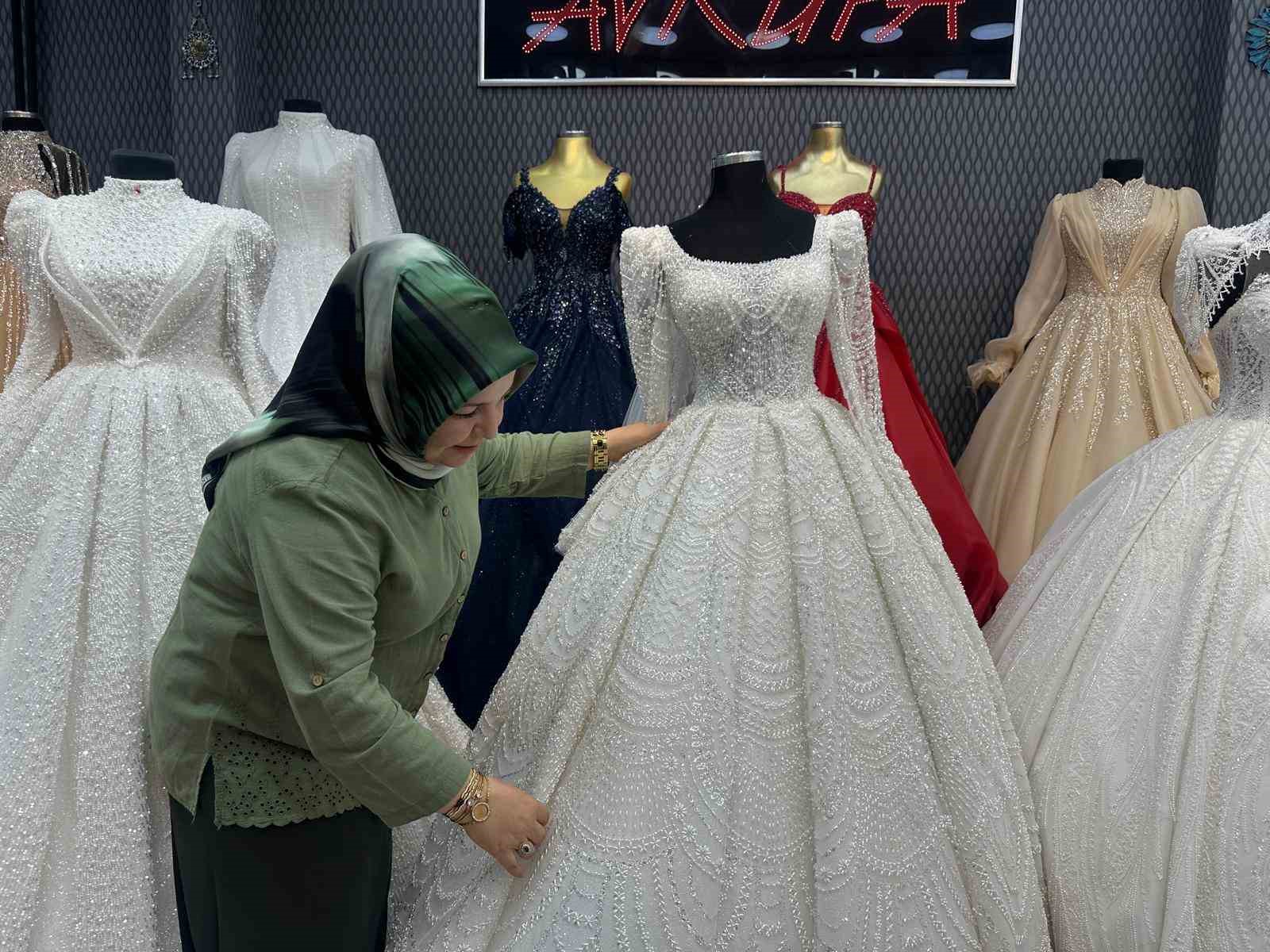 Bu sezon dantel ve kaburga gelinlik modelleri revaçta