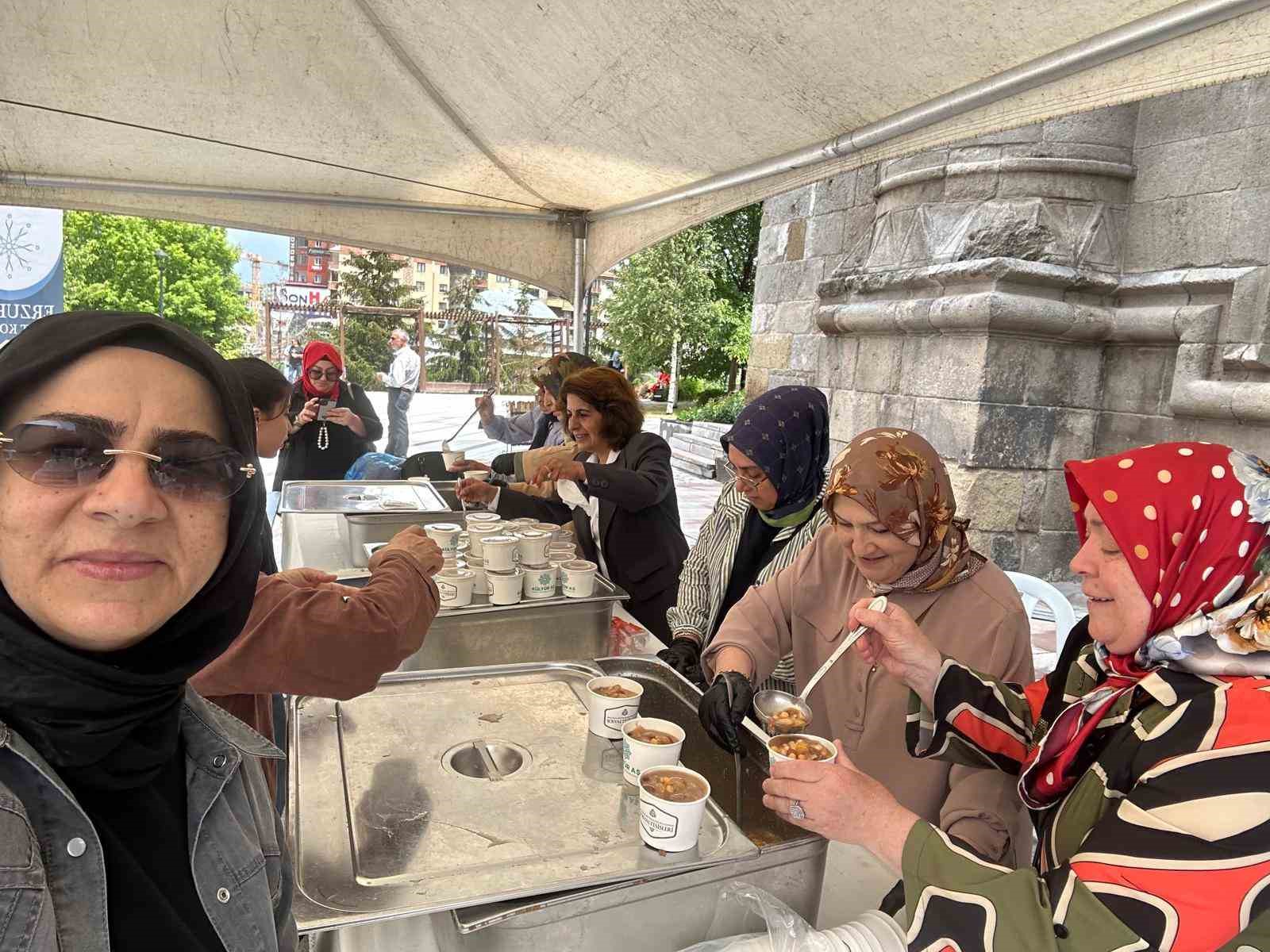 Erzurum Kent Konseyi Kadın Meclisi’nden Çifte Minareli Medrese önünde aşure ikramı