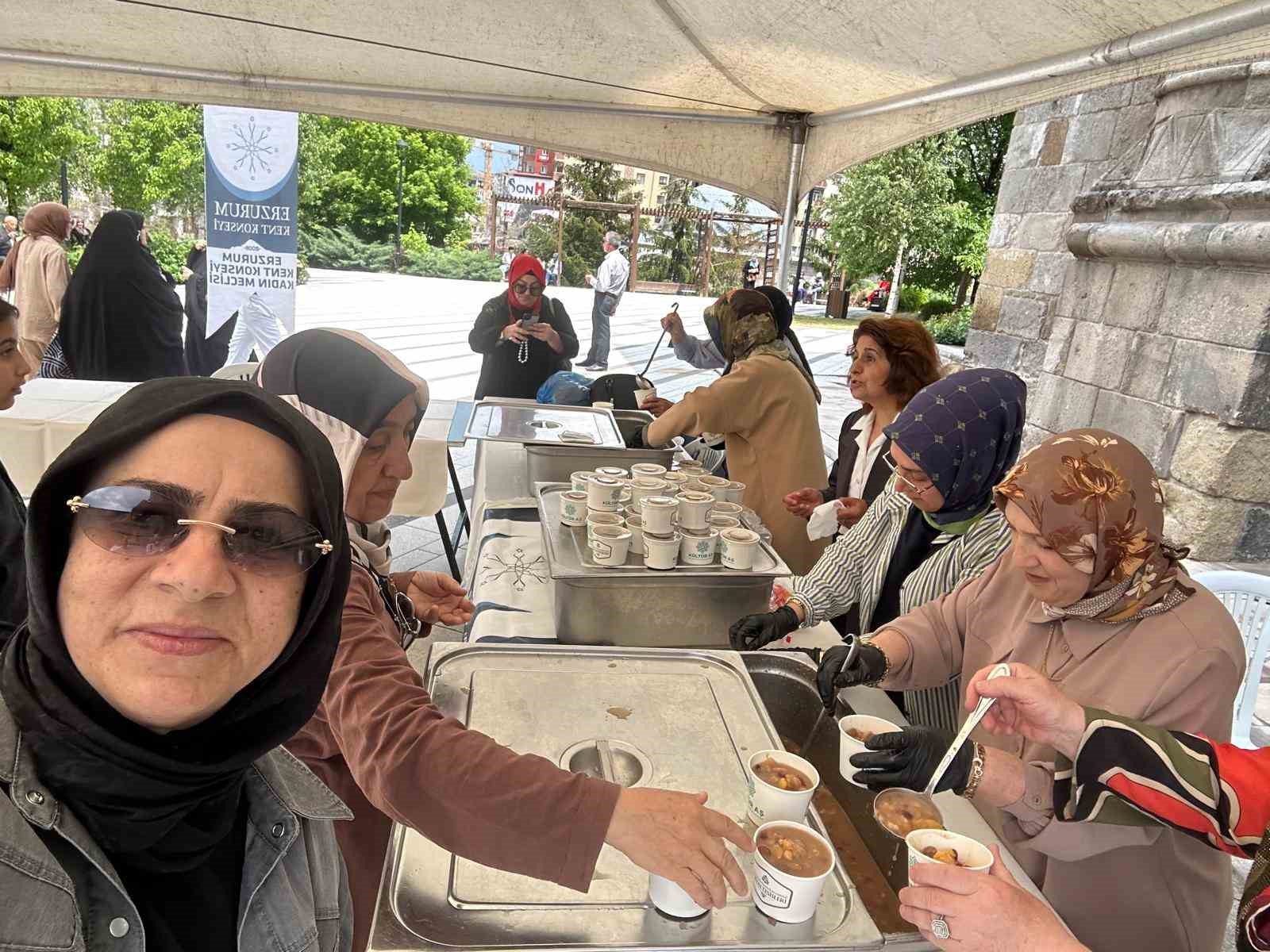 Erzurum Kent Konseyi Kadın Meclisi’nden Çifte Minareli Medrese önünde aşure ikramı