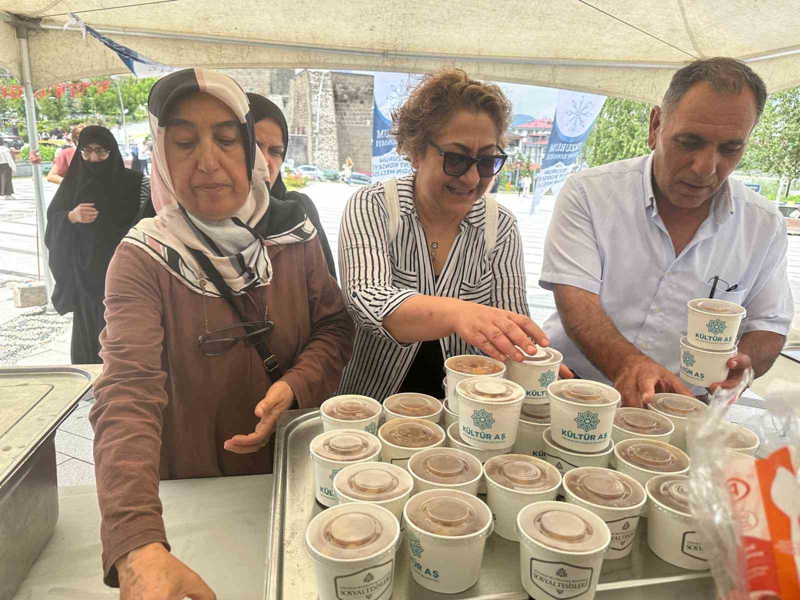 Erzurum Kent Konseyi Kadın Meclisi’nden Çifte Minareli Medrese önünde aşure ikramı