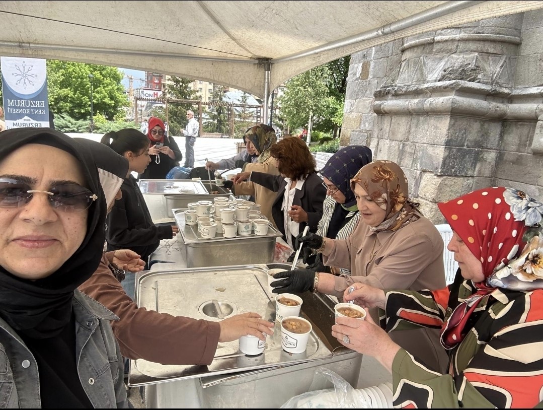 Erzurum Kent Konseyi Kadın Meclisi’nden Çifte Minareli Medrese önünde aşure ikramı
