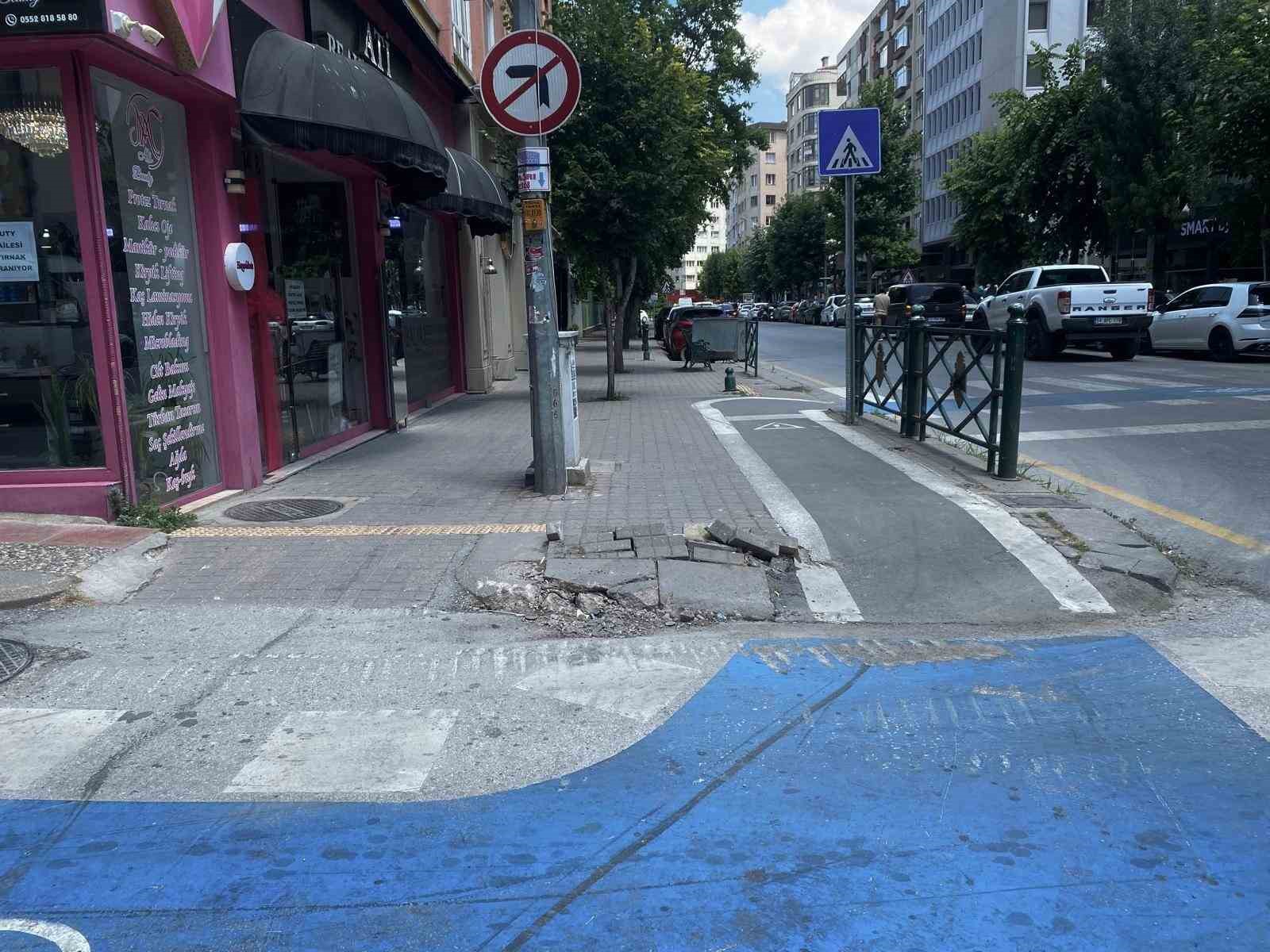 Bu kaldırımdaki hasar yayalar için düşme riski oluşturuyor