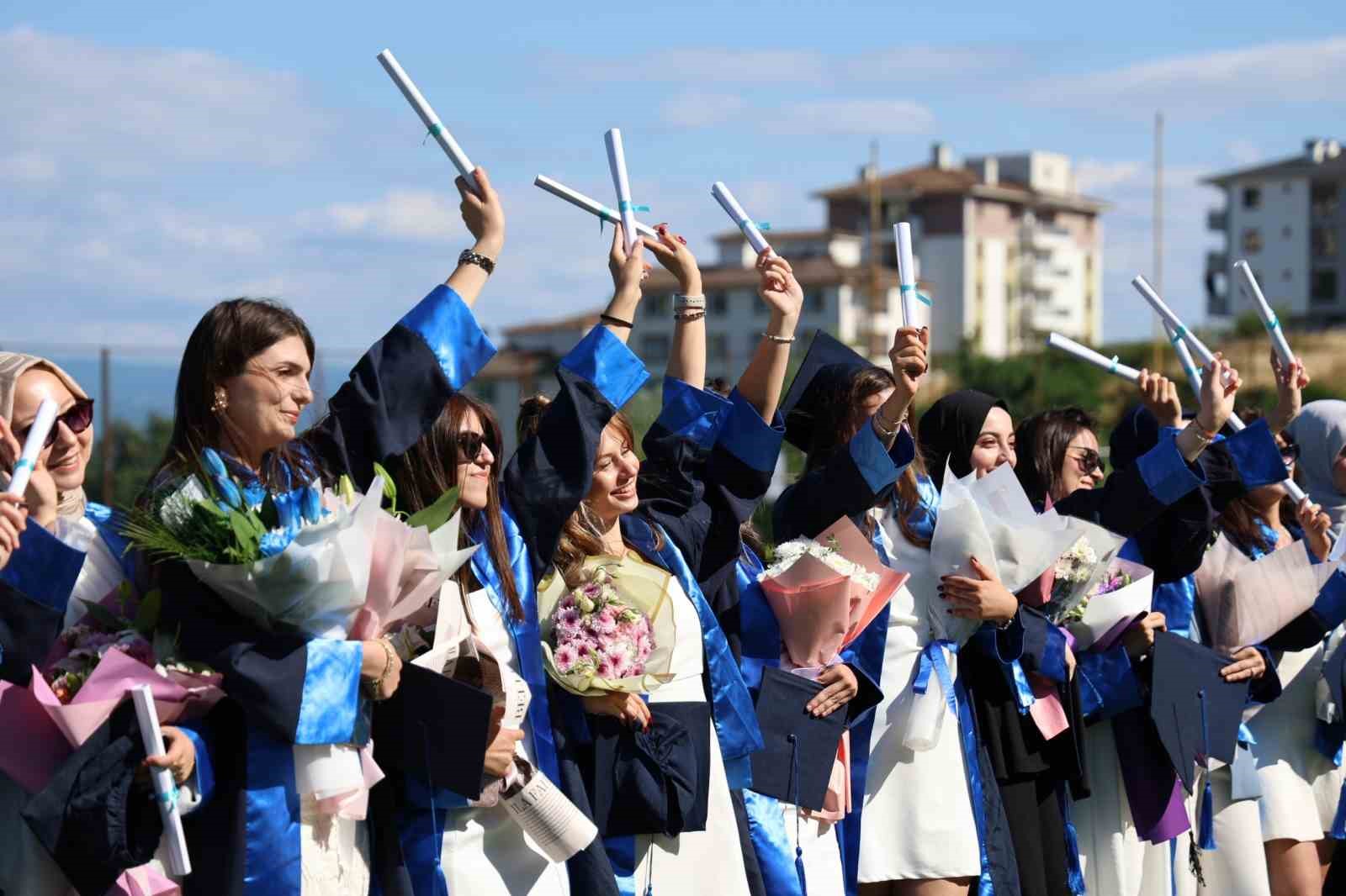 Düzce Üniversitesi’nde mezuniyet heyecanı başladı