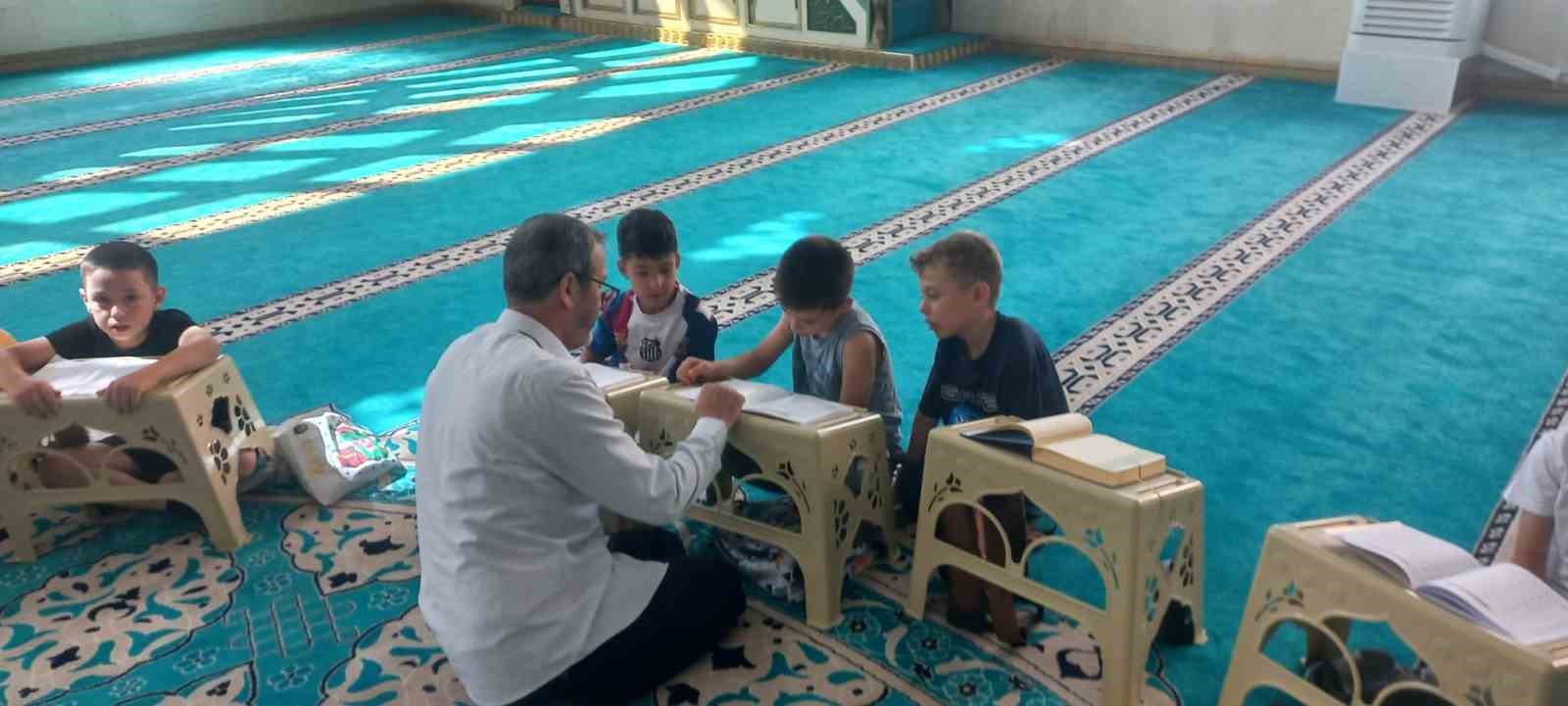 Selendi’de camiler çocuk sesiyle yankılanıyor