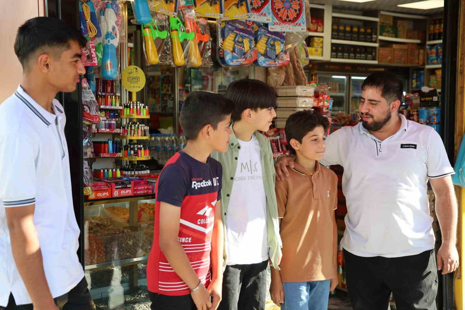 Elazığ’da suyun parasını boş kovaya bırakıp kameraya el sallayan çocuklar o anları anlattı