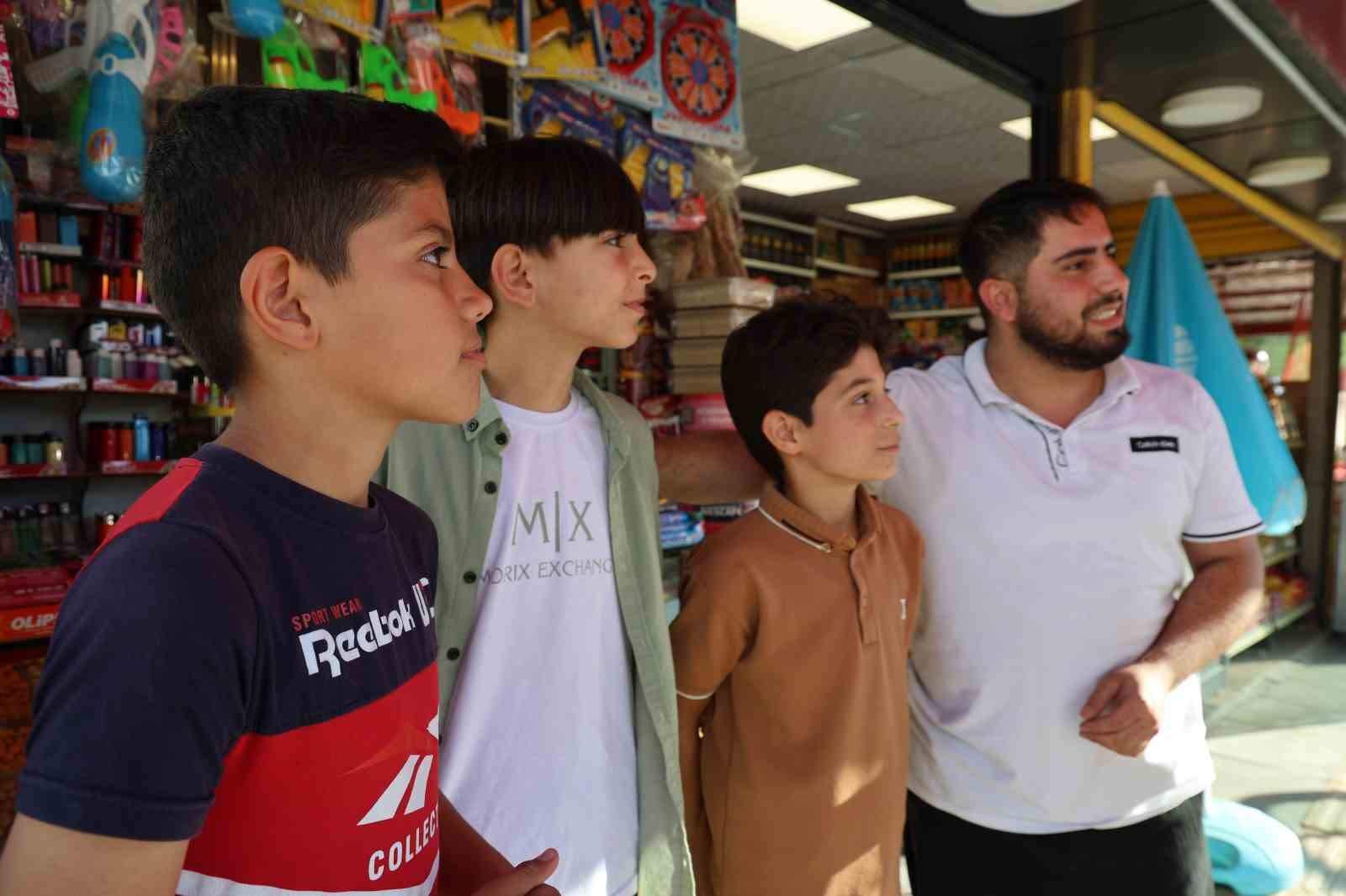 Elazığ’da suyun parasını boş kovaya bırakıp kameraya el sallayan çocuklar o anları anlattı