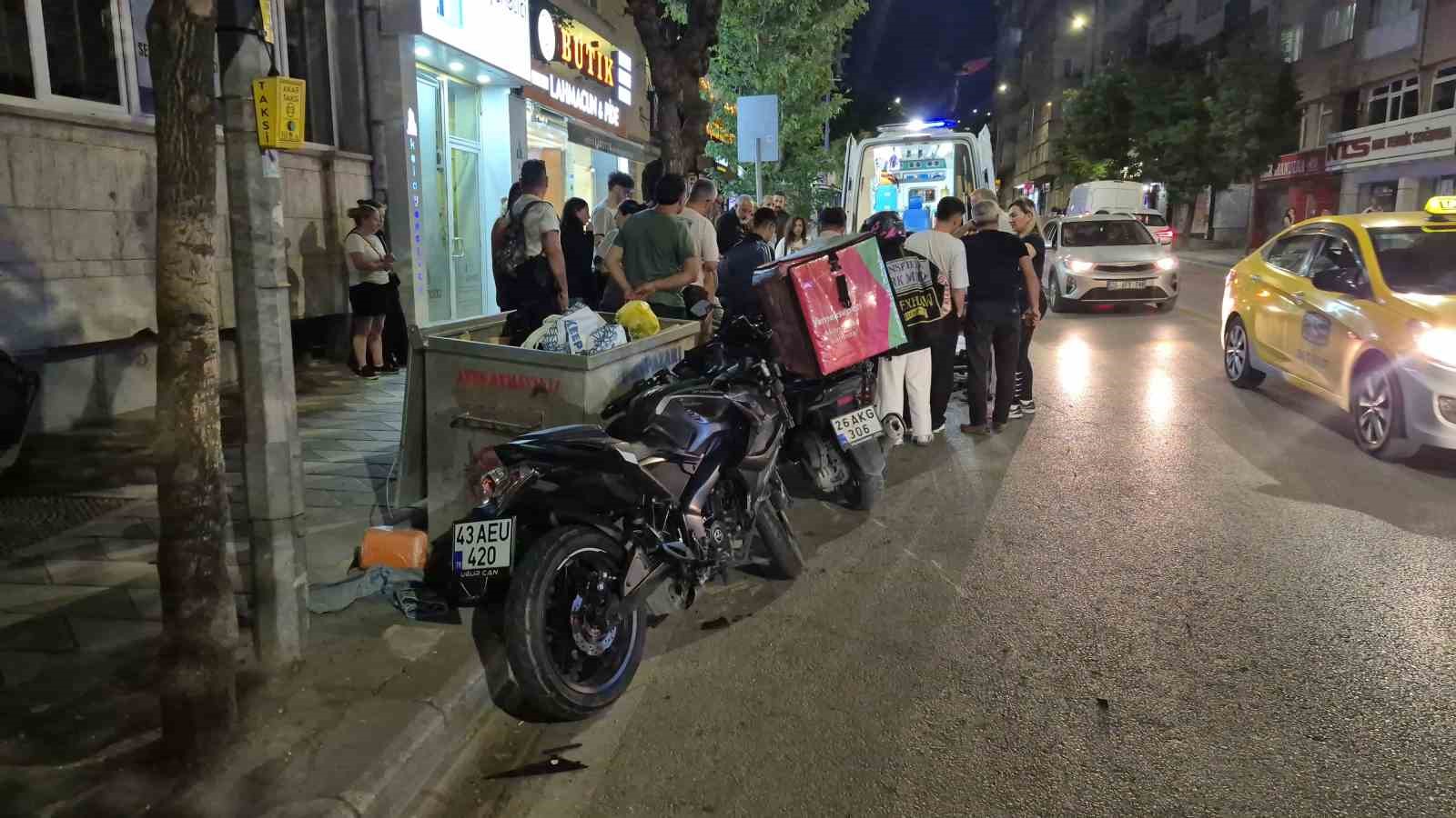 Önünü kaldırdıkları bisikletleri ile seyreden çocuklara çarpmamaya çalışırken yaralandı