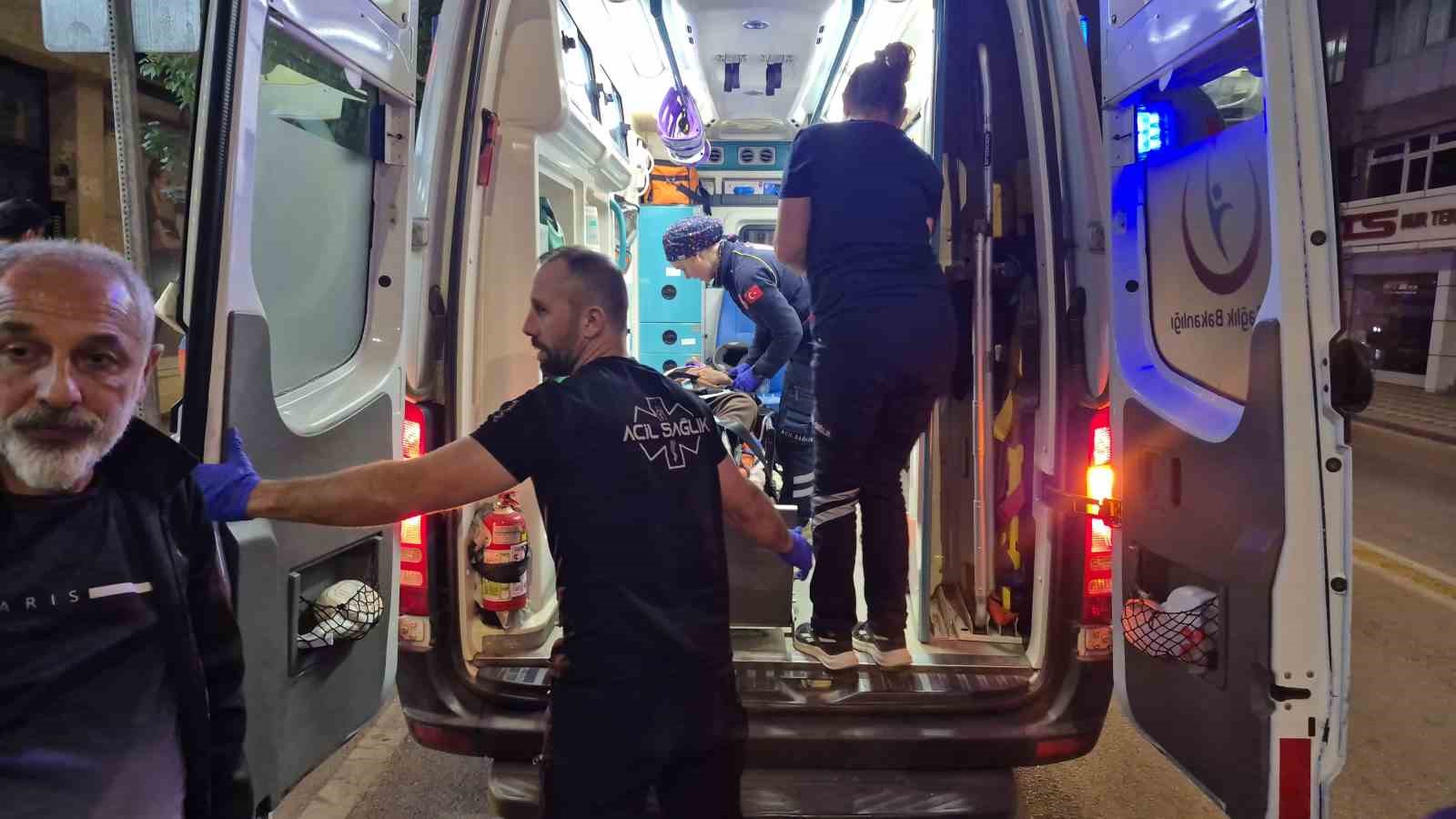 Önünü kaldırdıkları bisikletleri ile seyreden çocuklara çarpmamaya çalışırken yaralandı