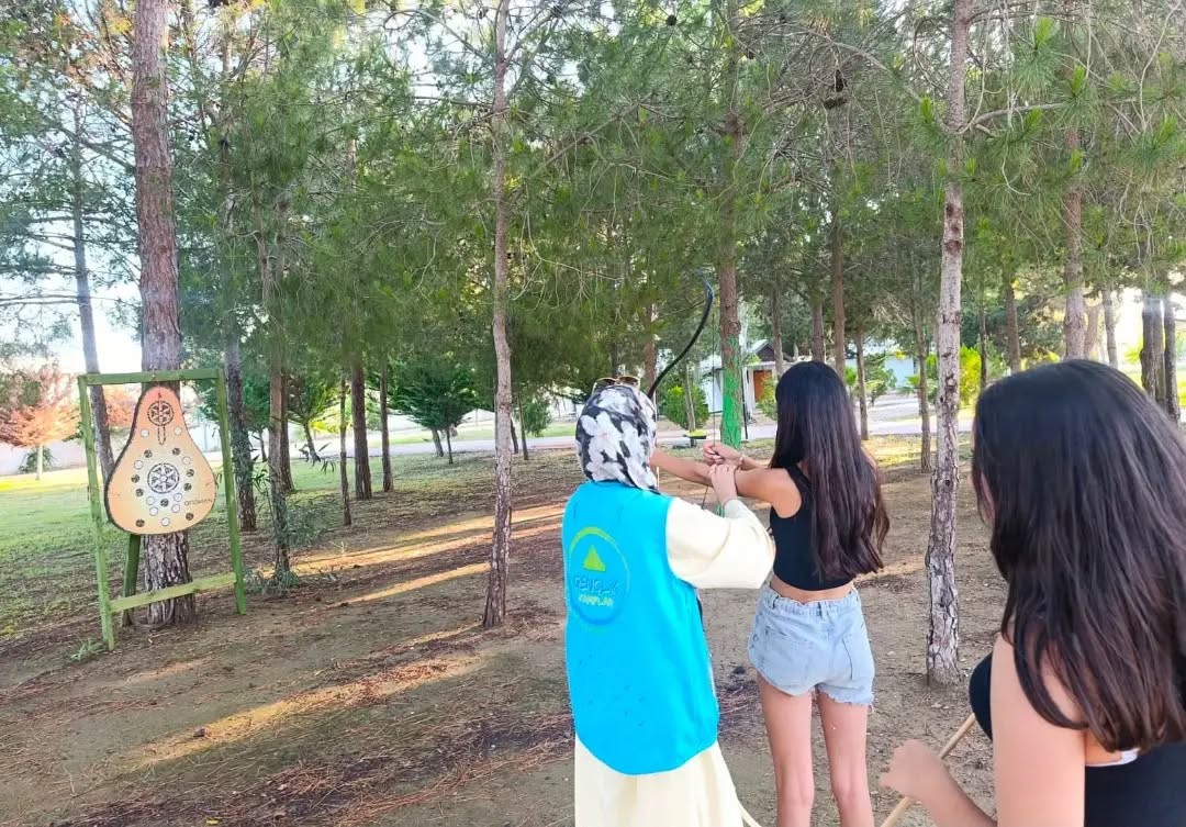 Koruma altındaki çocuklar deniz kampında moral depoladı