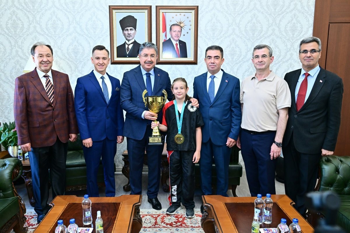 Eskişehir’in gururu Asel Özdalgın, Vali Erdinç Yılmaz’ı ziyaret etti