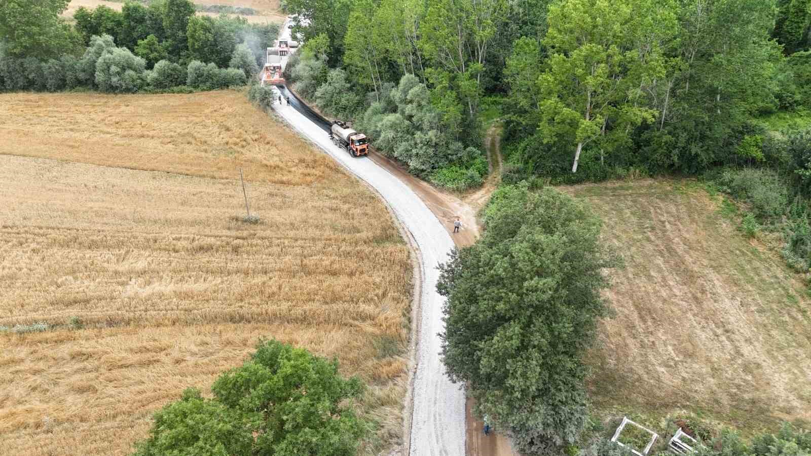 Kırsal mahallenin 40 yıllık asfalt hasreti sona erdi