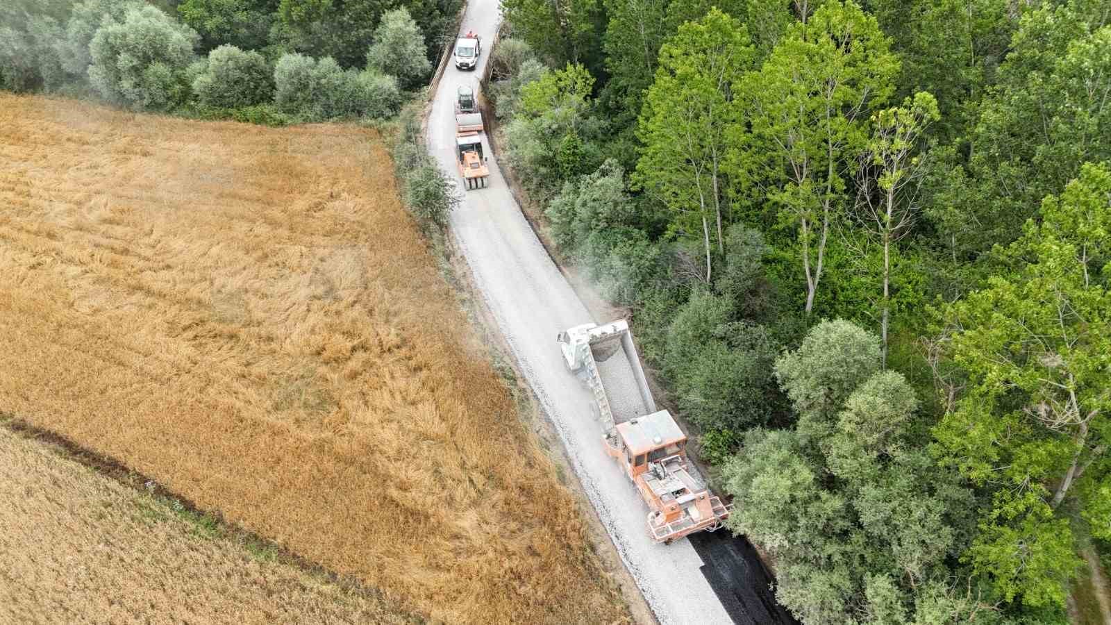 Kırsal mahallenin 40 yıllık asfalt hasreti sona erdi