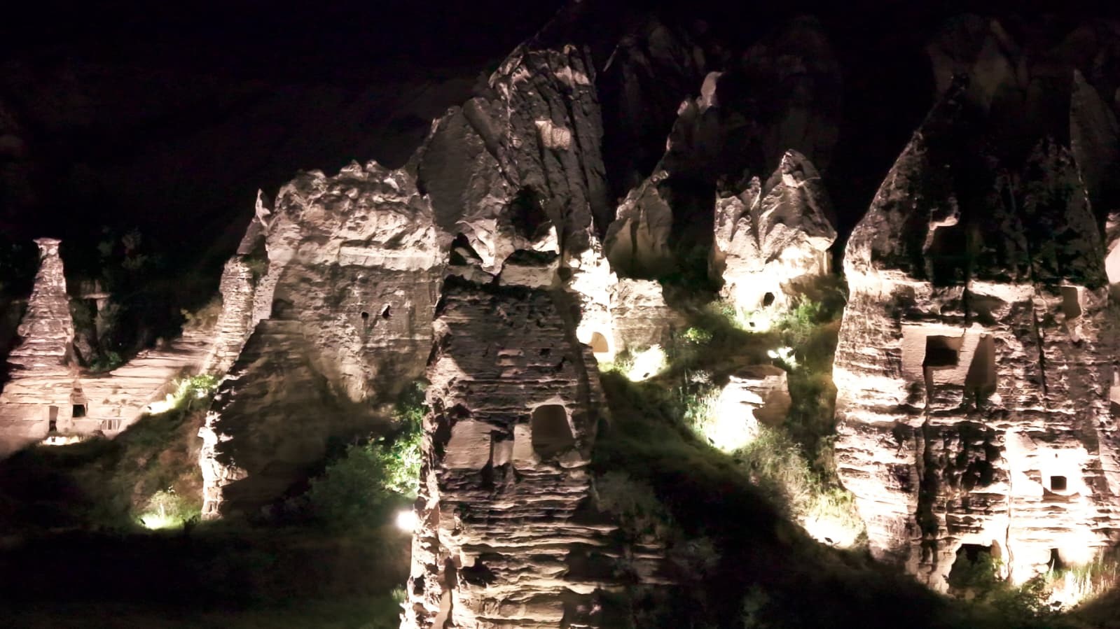 Kapadokya gün batımından sonra da mest ediyor