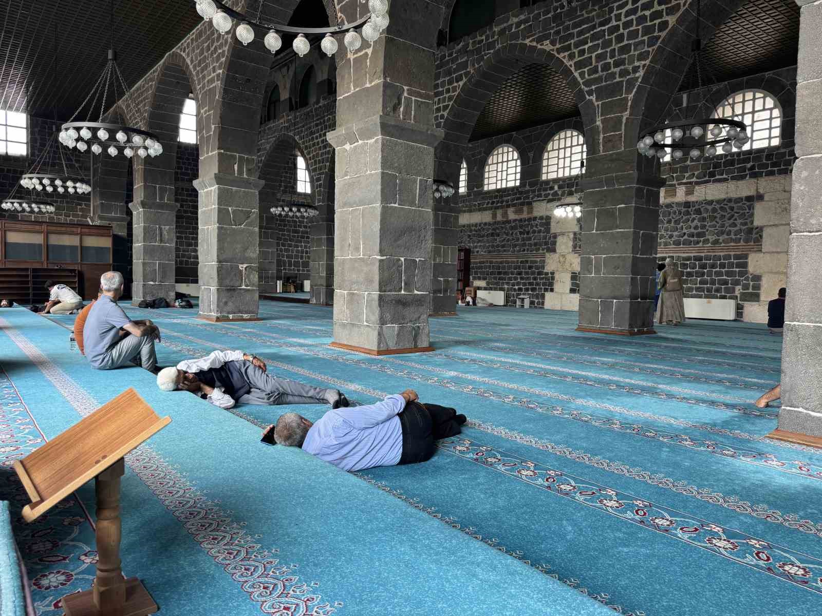 Diyarbakır’da termometreler 40 dereceyi gösterince vatandaşlar soluğu camilerde aldı