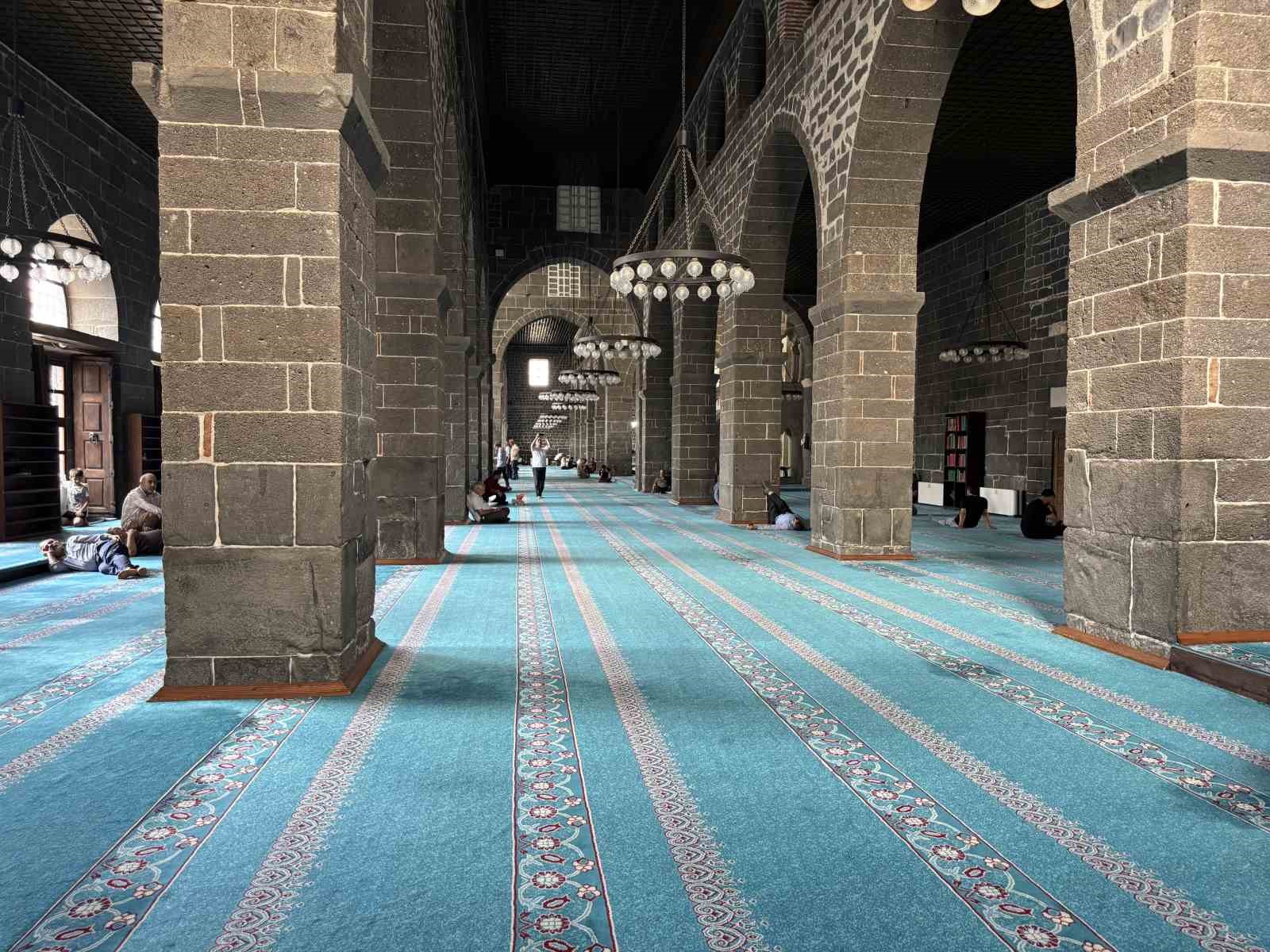 Diyarbakır’da termometreler 40 dereceyi gösterince vatandaşlar soluğu camilerde aldı