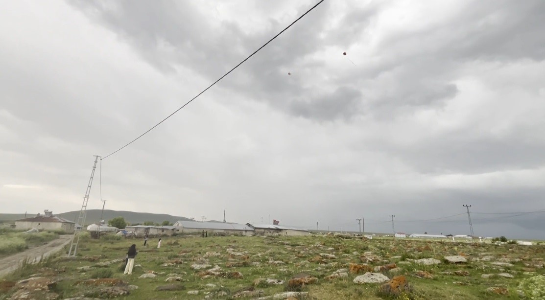 Kars’ta köy çocuklarının uçurtma sevinci