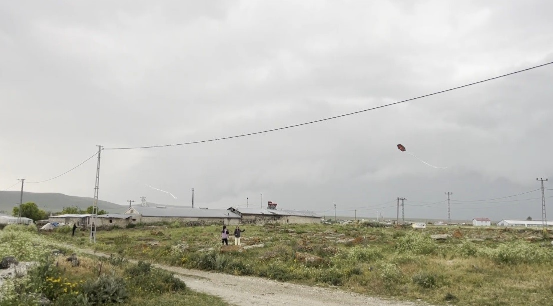 Kars’ta köy çocuklarının uçurtma sevinci