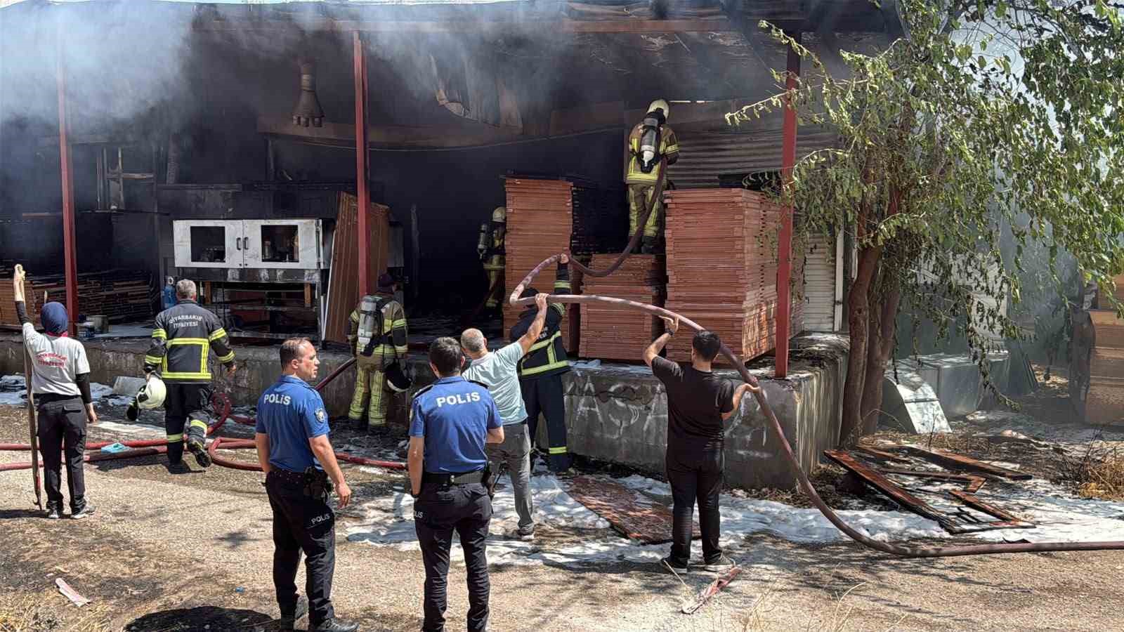 Diyarbakır’da marangoz atölyesinde yangın: 2 yaralı