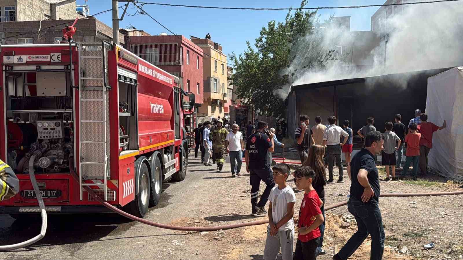 Diyarbakır’da marangoz atölyesinde yangın: 2 yaralı