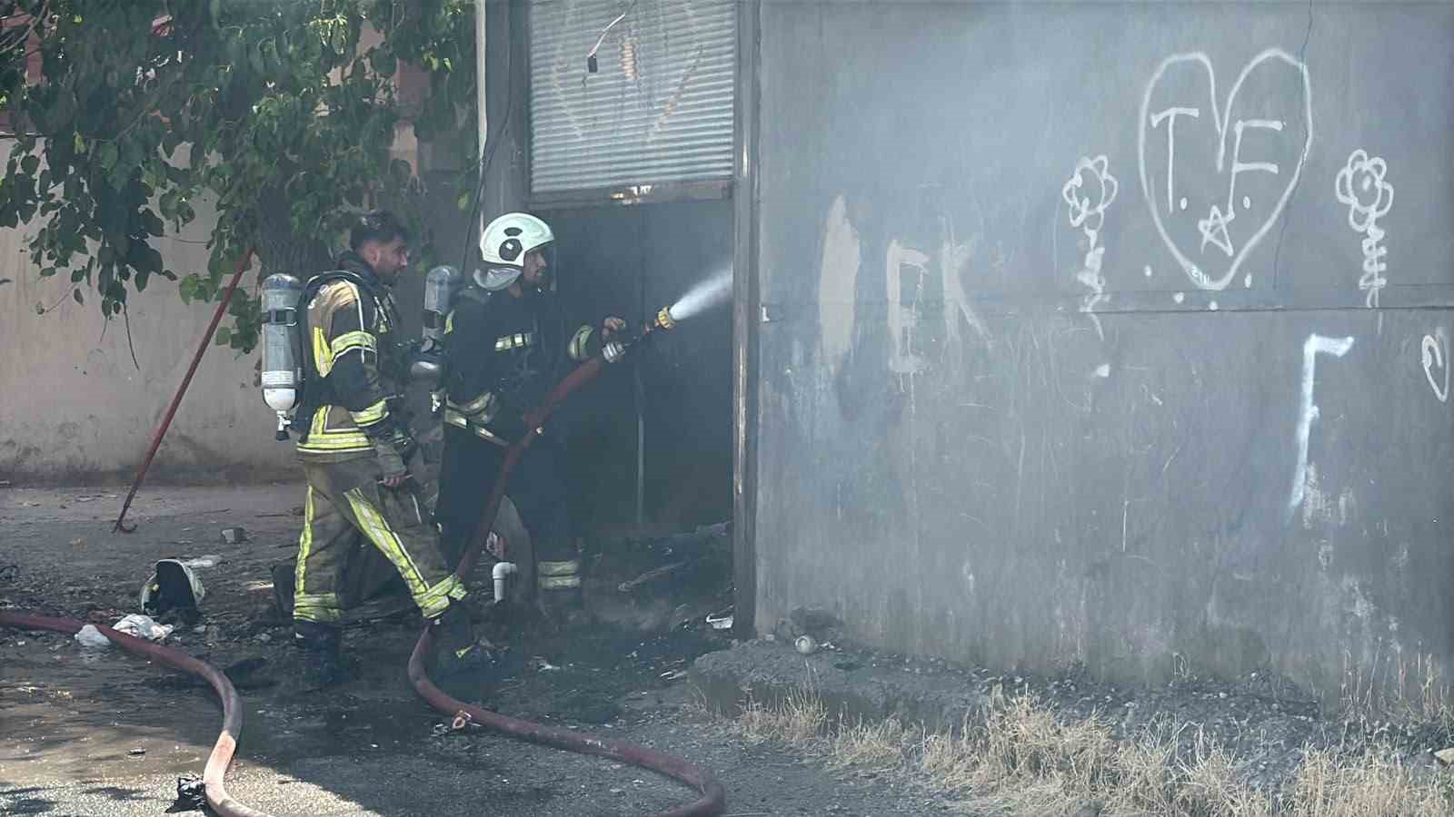 Diyarbakır’da marangoz atölyesinde yangın: 2 yaralı