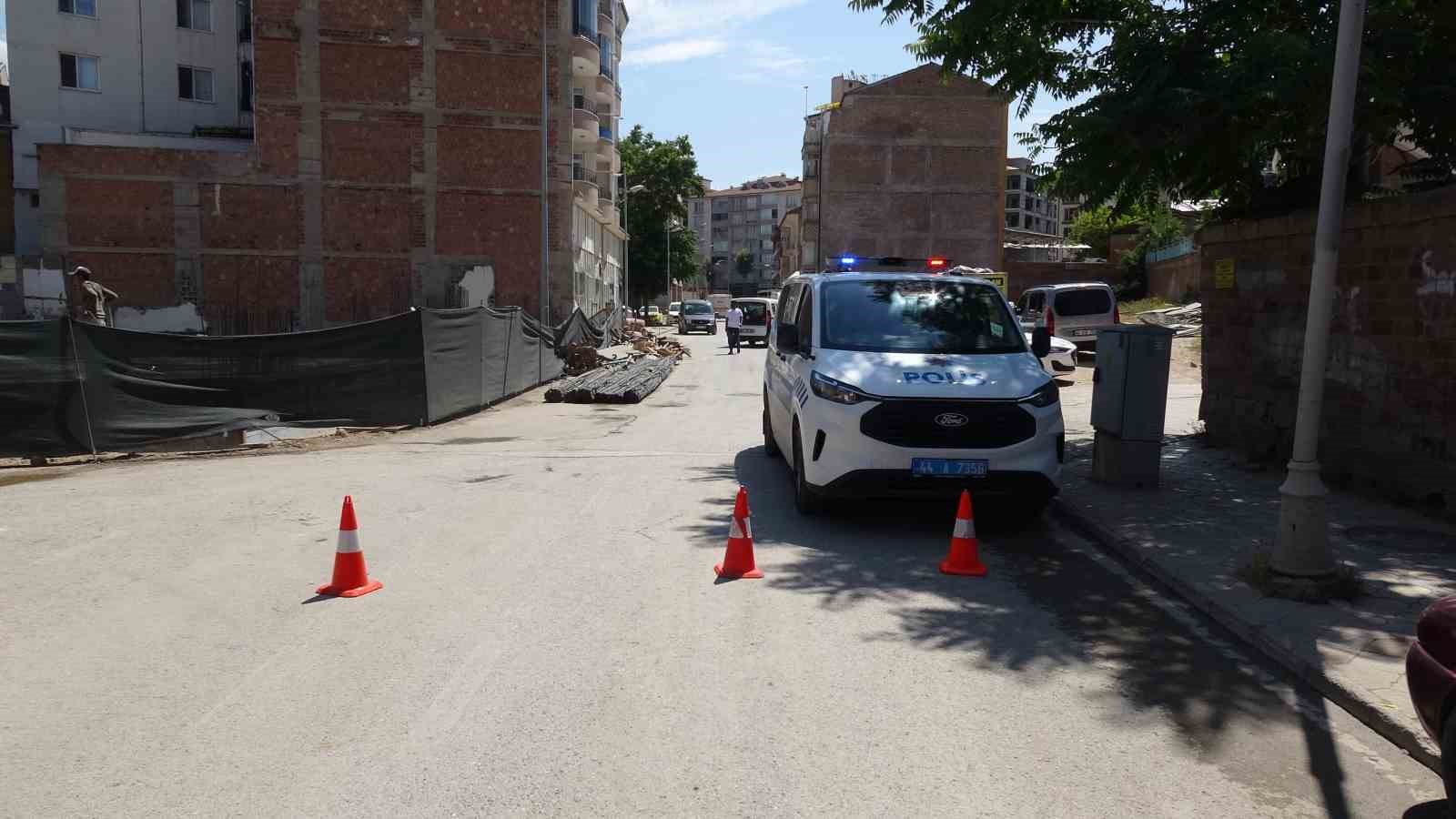 Malatya’da kazı sırasında temelinde göçük meydana gelen apartman boşaltıldı
