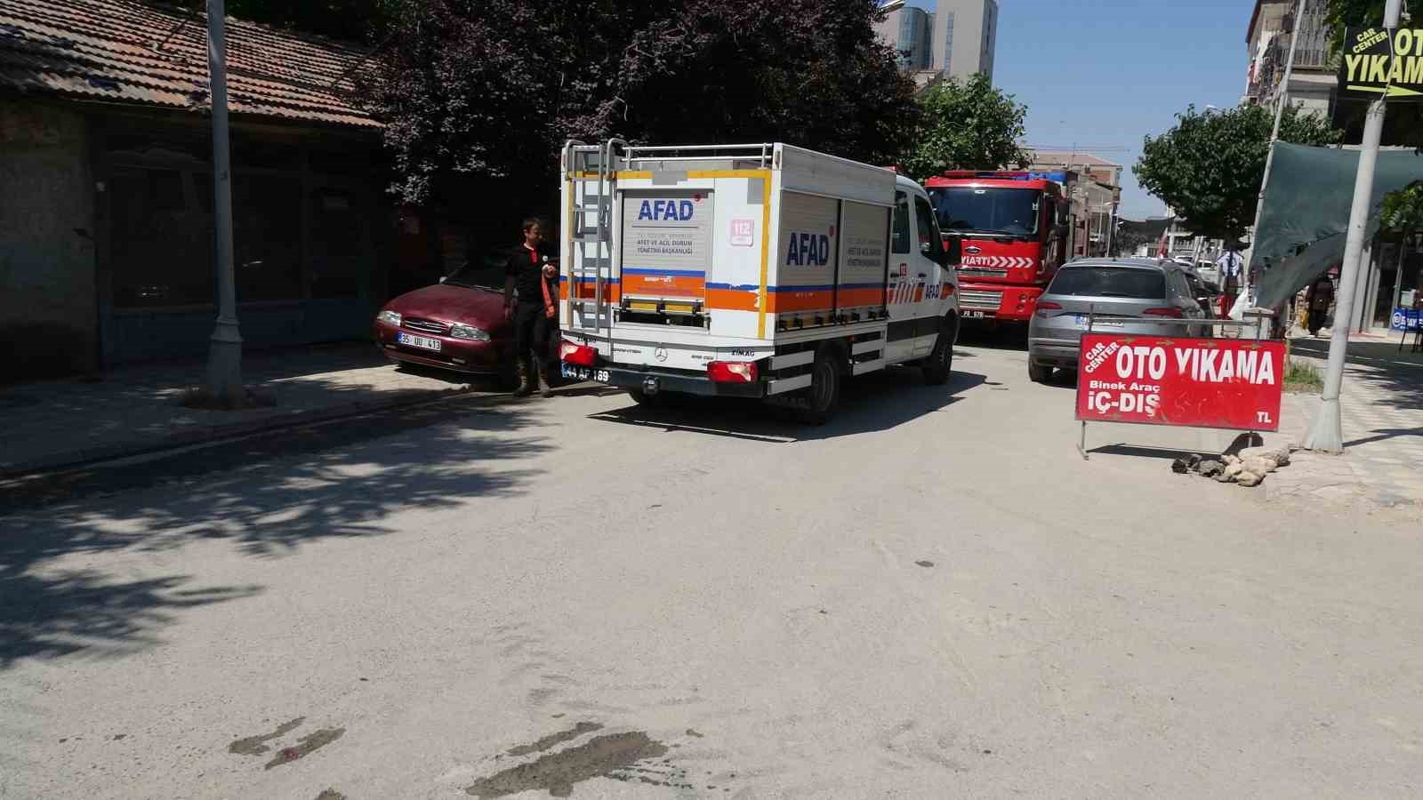 Malatya’da kazı sırasında temelinde göçük meydana gelen apartman boşaltıldı