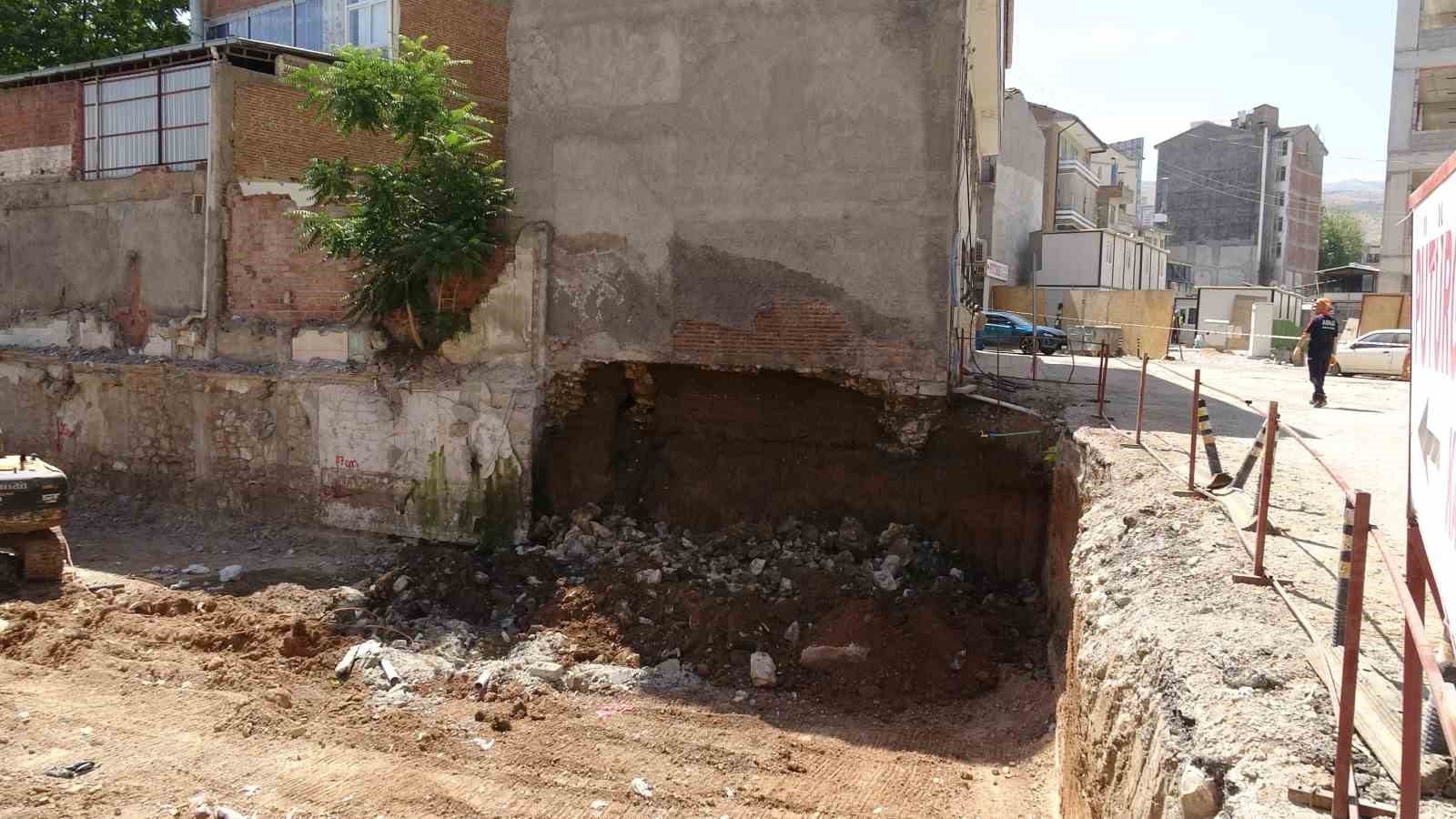 Malatya’da kazı sırasında temelinde göçük meydana gelen apartman boşaltıldı