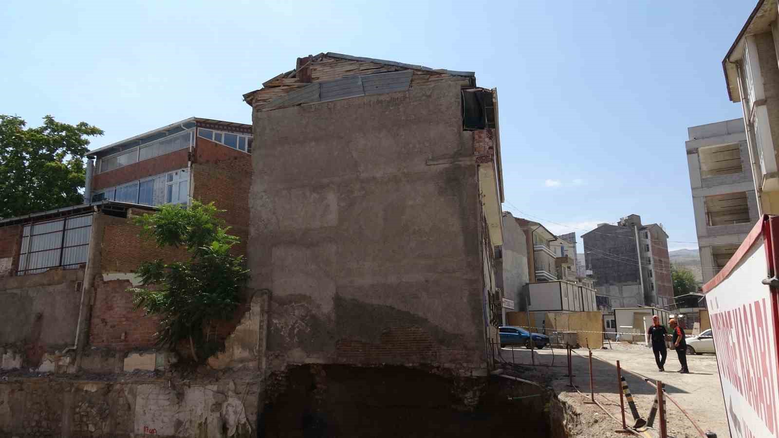 Malatya’da kazı sırasında temelinde göçük meydana gelen apartman boşaltıldı