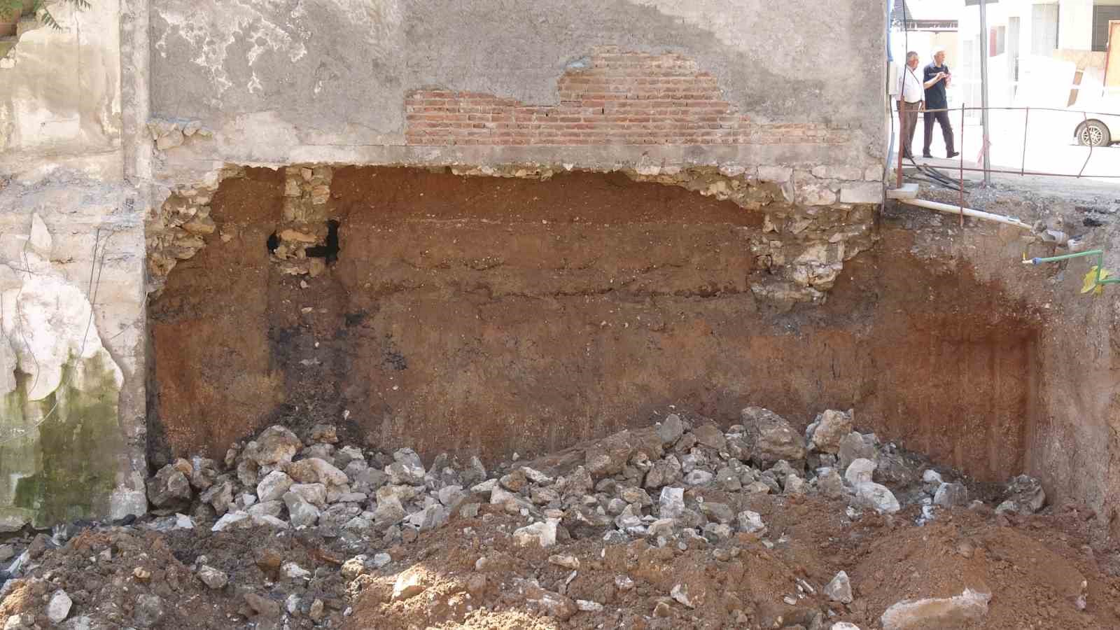 Malatya’da kazı sırasında temelinde göçük meydana gelen apartman boşaltıldı