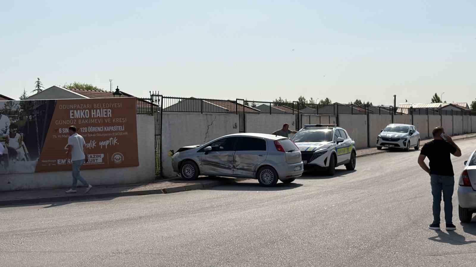 Eskişehir’de iki sokağın kesişiminde otomobil ile kamyonet çarpıştı