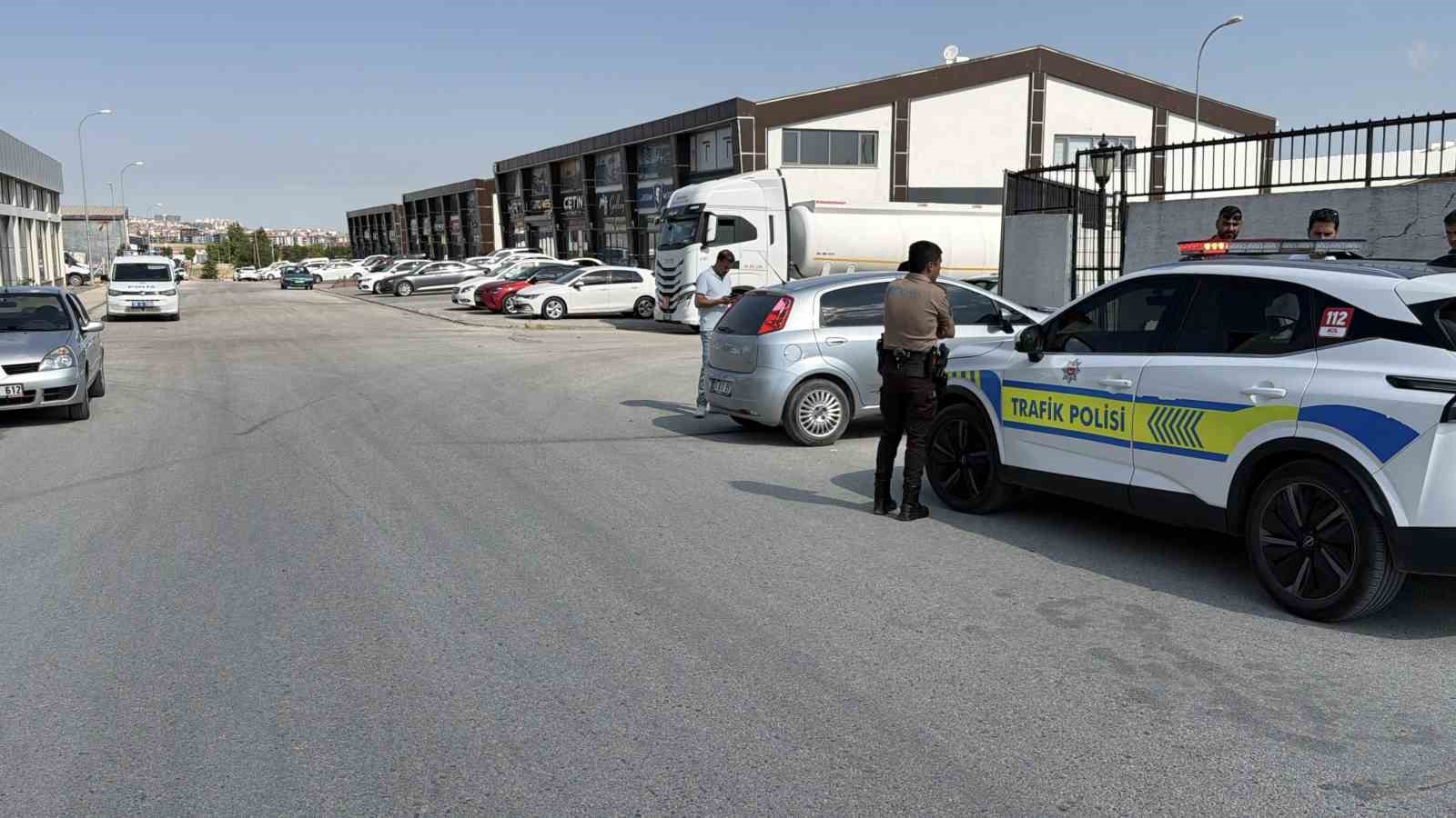 Eskişehir’de iki sokağın kesişiminde otomobil ile kamyonet çarpıştı