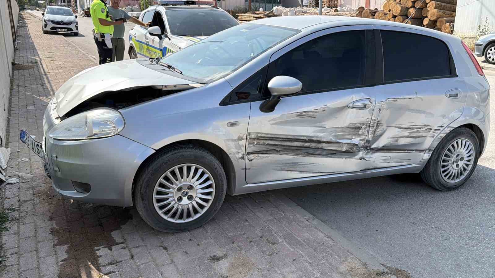 Eskişehir’de iki sokağın kesişiminde otomobil ile kamyonet çarpıştı