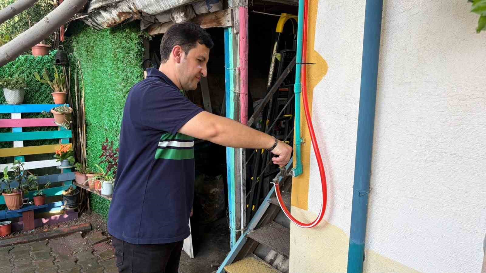 Osmaniye’de sıcaklığa bahçesinde kurduğu yağmurlama sistemiyle çözüm buldu